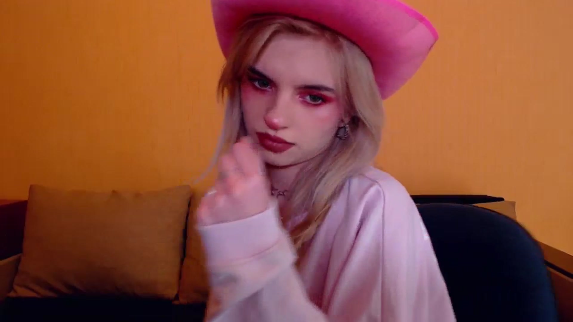 Gallery image thumbnail from Erineys's myfreecams stream on, 12/08/2023, 18:54 image 19 of 20