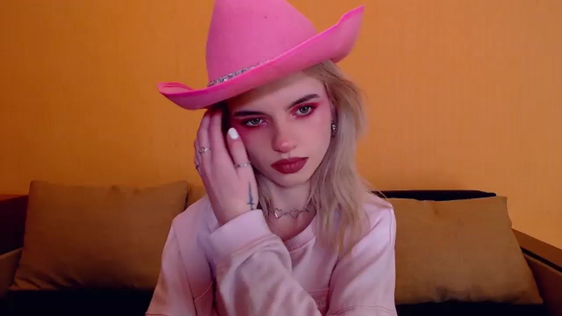 Gallery image thumbnail from Erineys's myfreecams stream on, 12/08/2023, 18:54 image 13 of 20