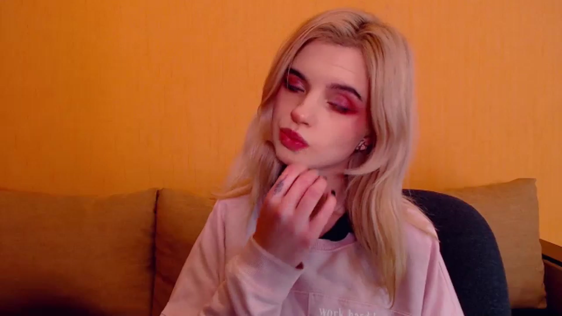 Gallery image thumbnail from Erineys's myfreecams stream on, 12/11/2023, 17:34 image 15 of 20