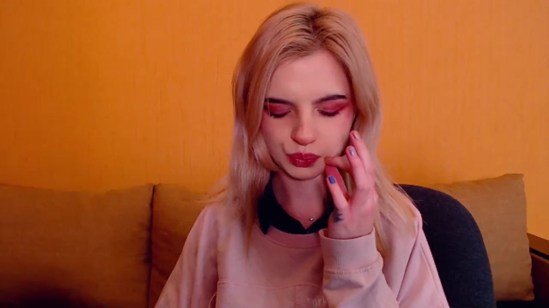 Gallery image thumbnail from Erineys's myfreecams stream on, 12/11/2023, 17:34 image 13 of 20