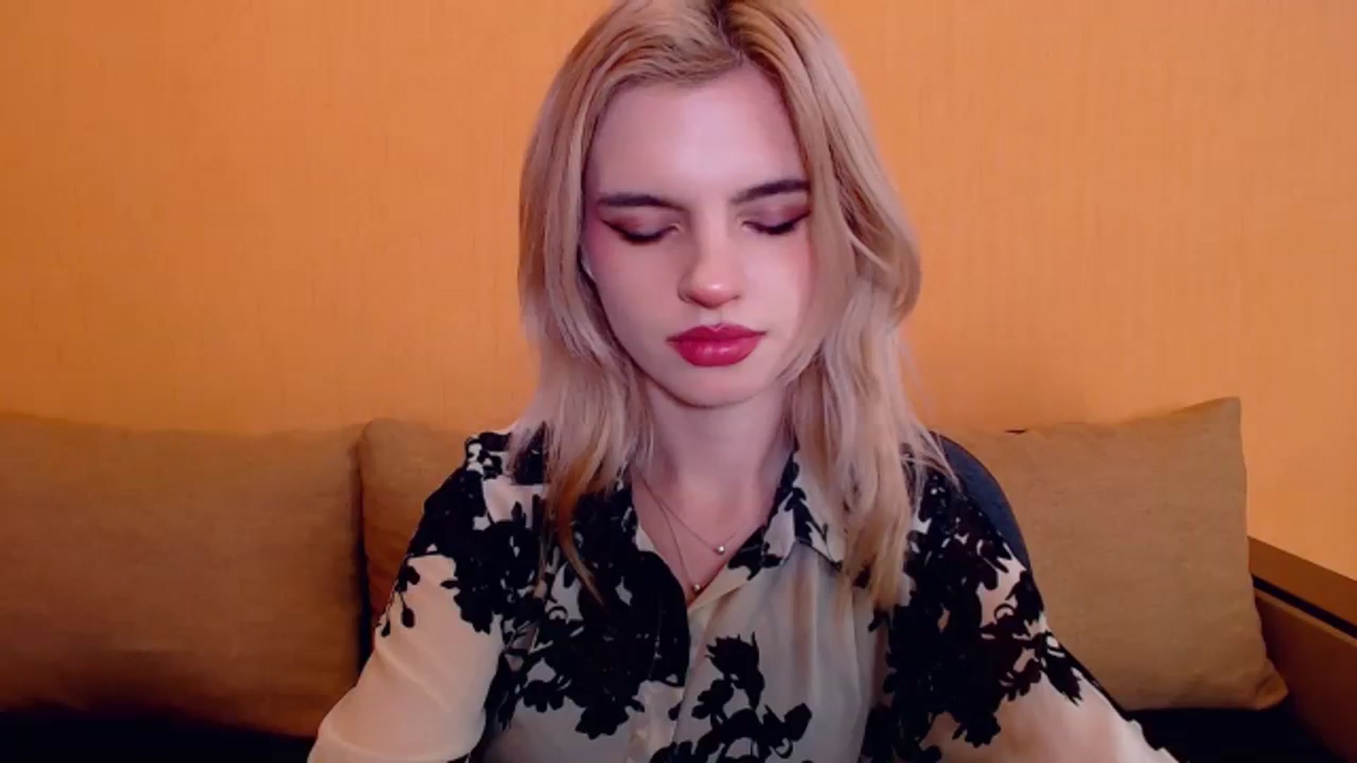 Gallery image thumbnail from Erineys's myfreecams stream on, 12/17/2023, 18:29 image 9 of 20
