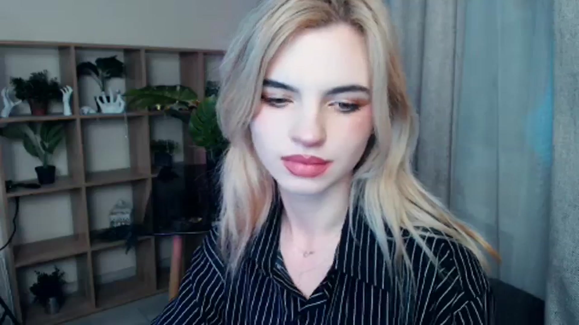 Gallery image thumbnail from Erineys's myfreecams stream on, 12/18/2023, 15:43 image 7 of 20