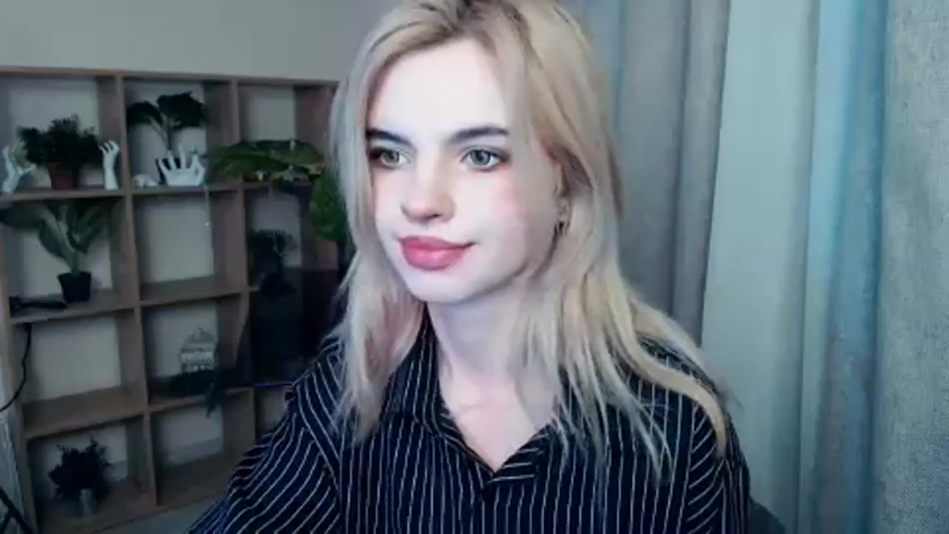 Gallery image thumbnail from Erineys's myfreecams stream on, 12/18/2023, 16:11 image 17 of 20