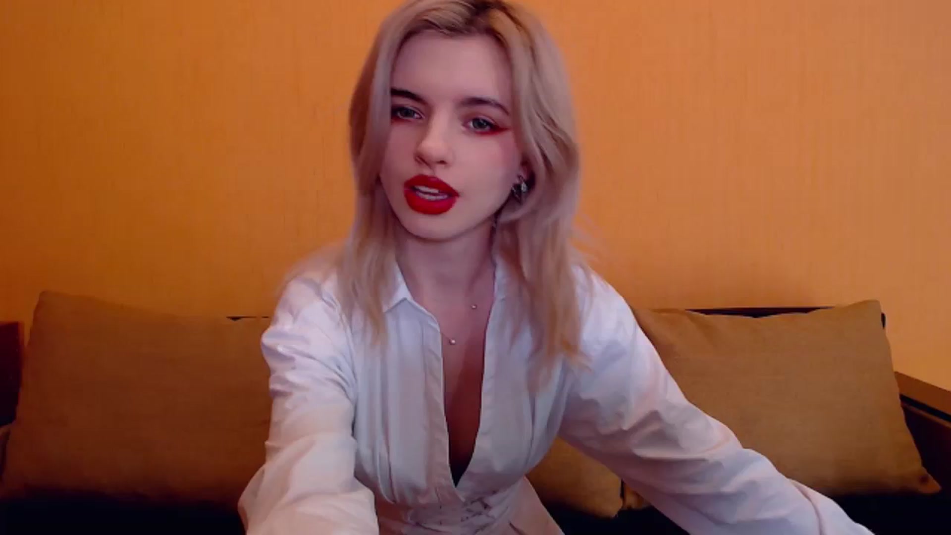 Gallery image thumbnail from Erineys's myfreecams stream on, 12/22/2023, 17:13 image 18 of 20