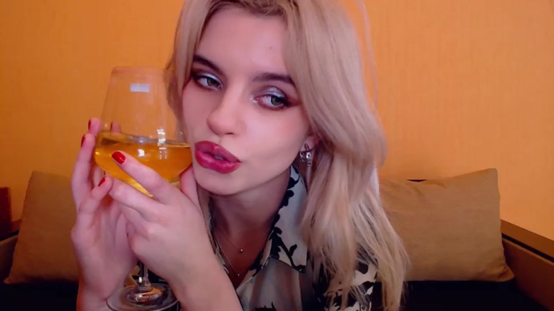 Gallery image thumbnail from Erineys's myfreecams stream on, 12/24/2023, 18:19 image 14 of 20