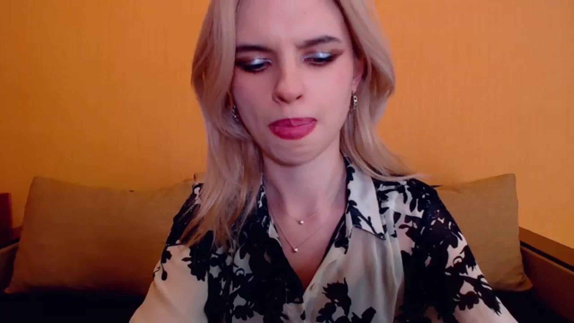 Gallery image thumbnail from Erineys's myfreecams stream on, 12/24/2023, 18:19 image 17 of 20