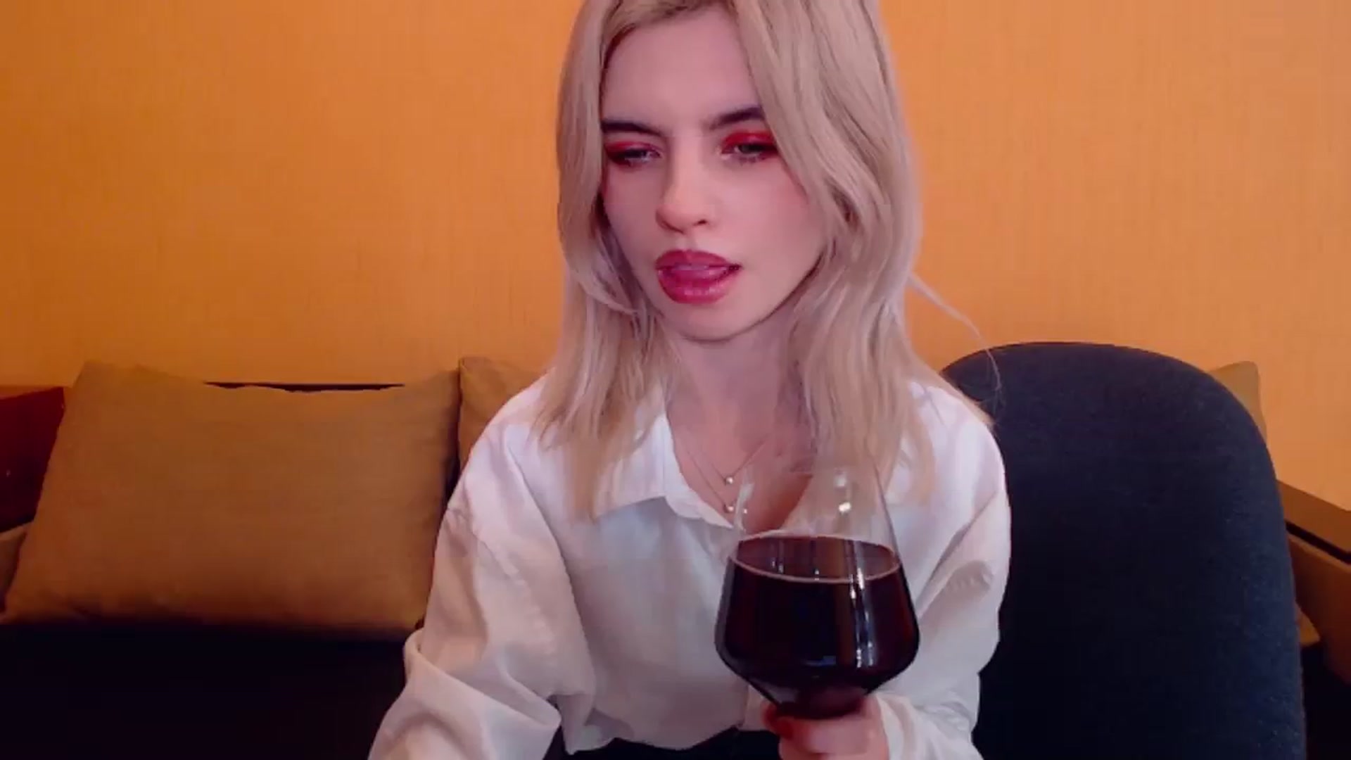 Gallery image thumbnail from Erineys's myfreecams stream on, 12/25/2023, 18:01 image 6 of 20