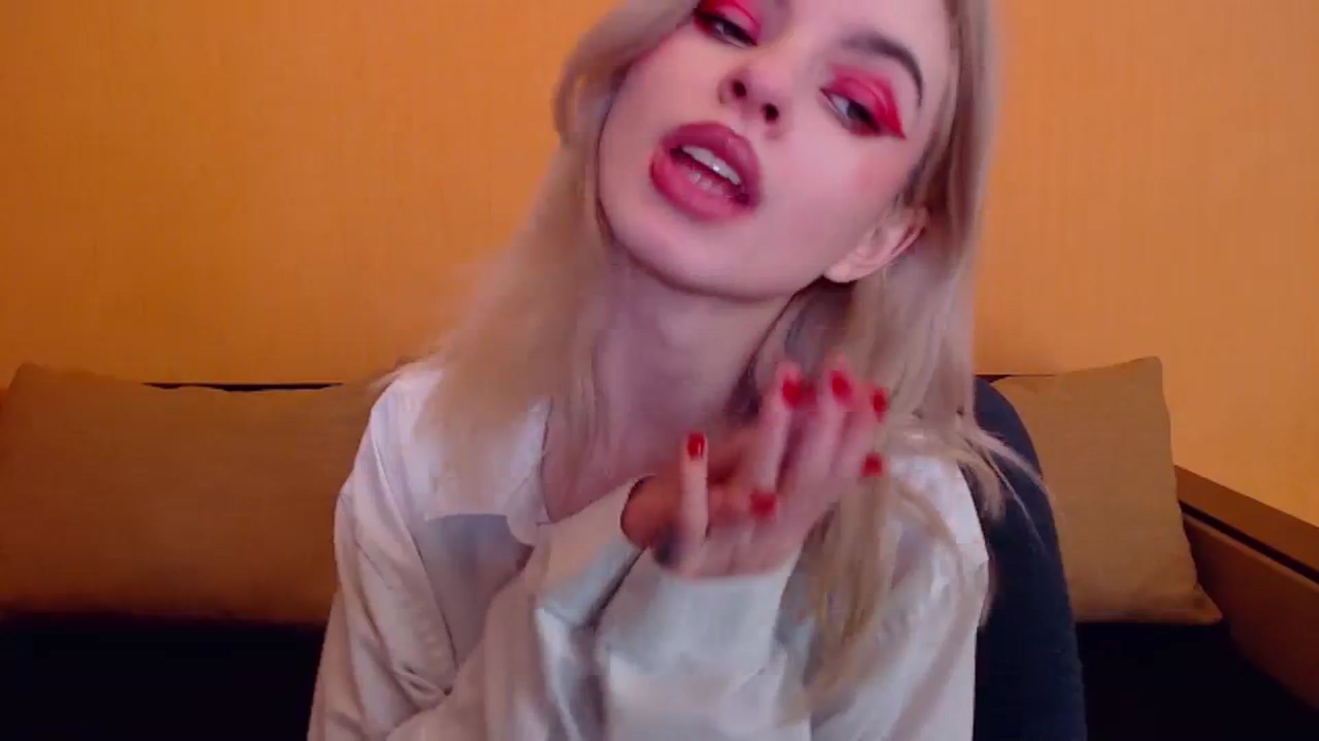 Gallery image thumbnail from Erineys's myfreecams stream on, 12/25/2023, 18:01 image 16 of 20