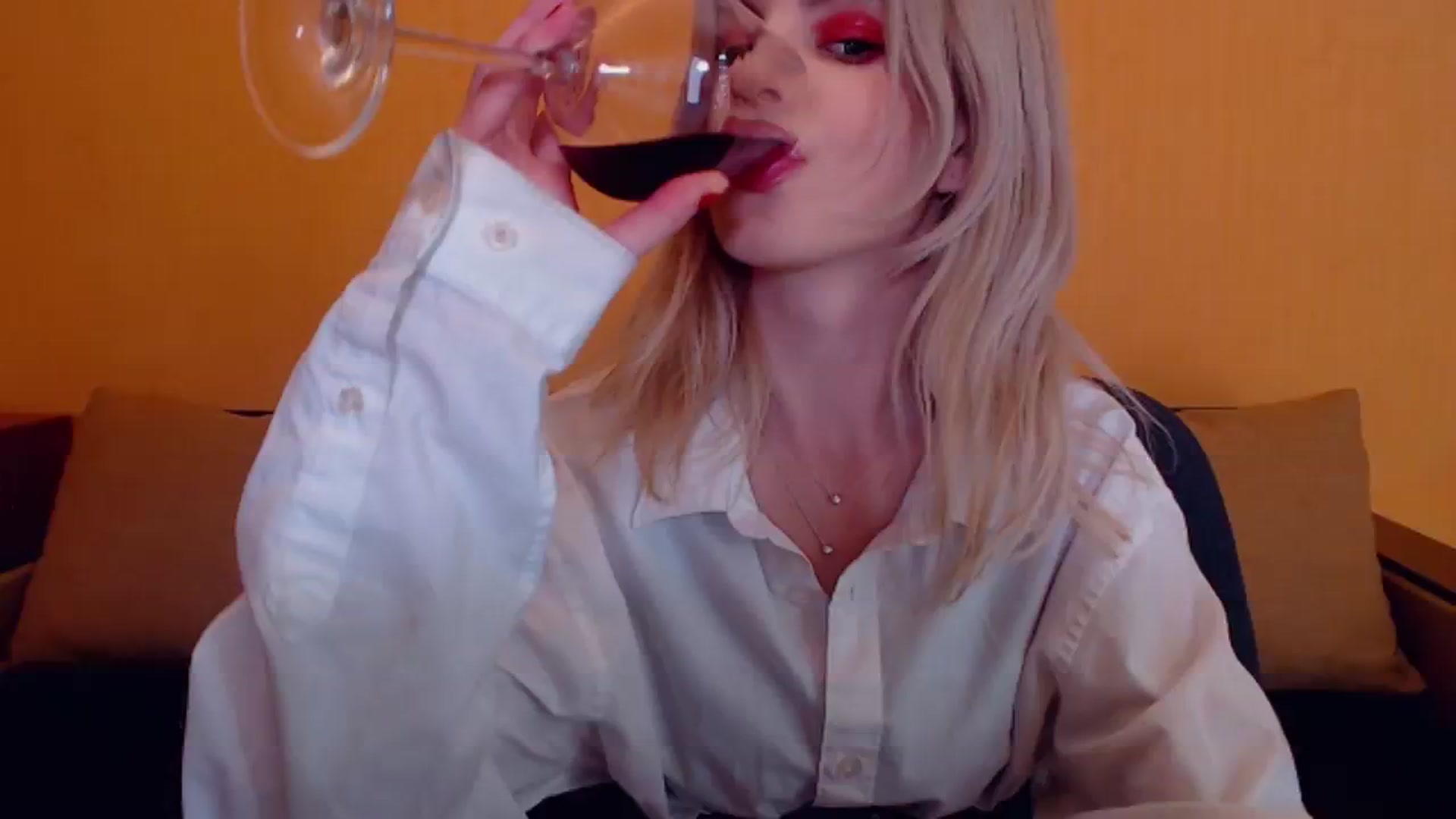Gallery image thumbnail from Erineys's myfreecams stream on, 12/25/2023, 18:01 image 14 of 20
