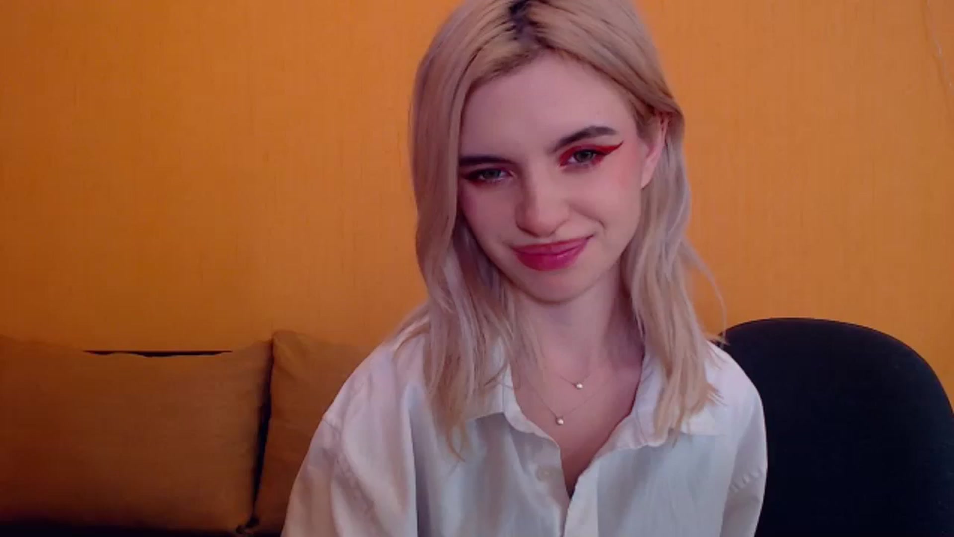 Gallery image thumbnail from Erineys's myfreecams stream on, 12/25/2023, 18:40 image 17 of 20