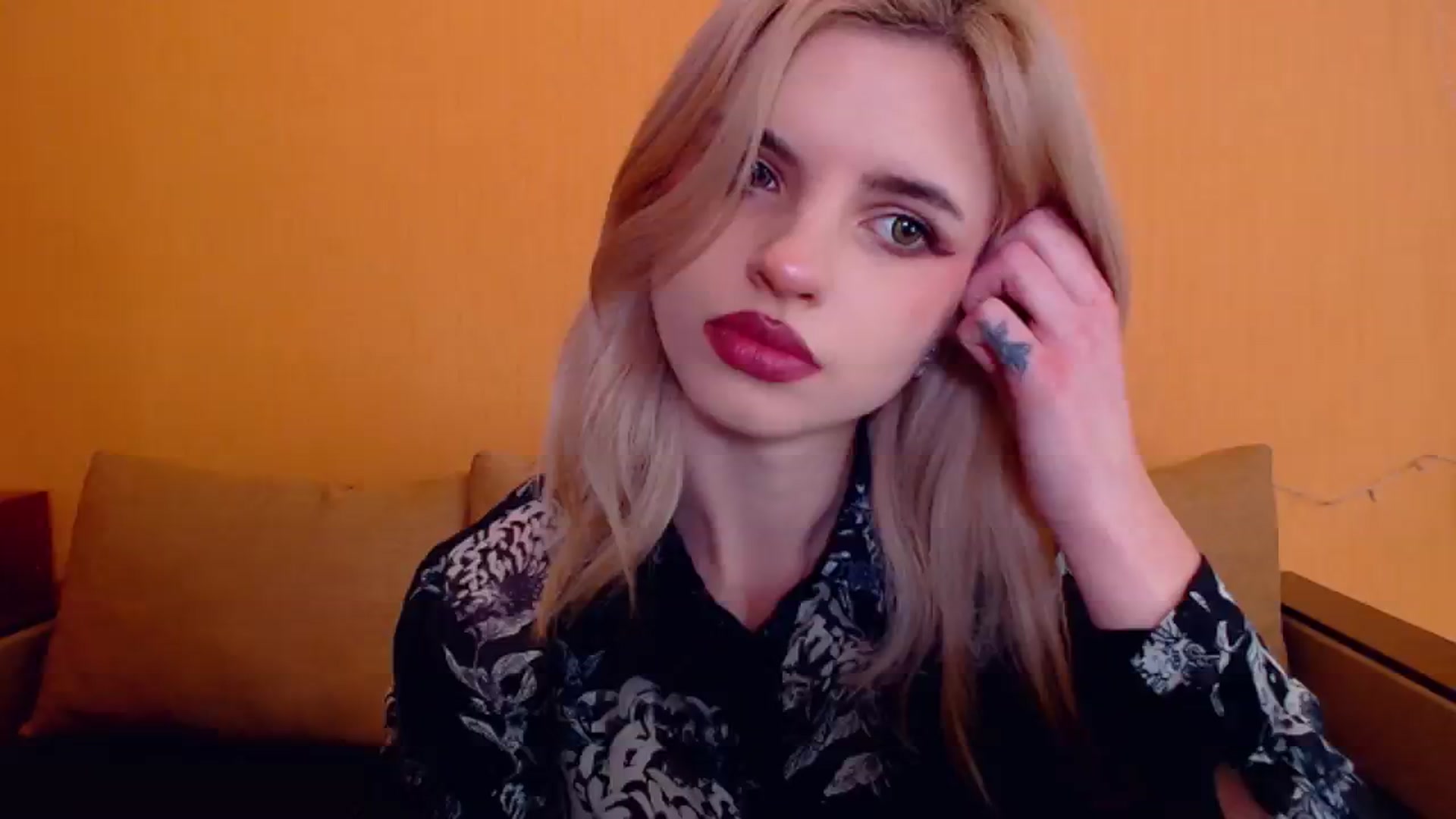 Gallery image thumbnail from Erineys's myfreecams stream on, 12/29/2023, 15:17 image 1 of 20