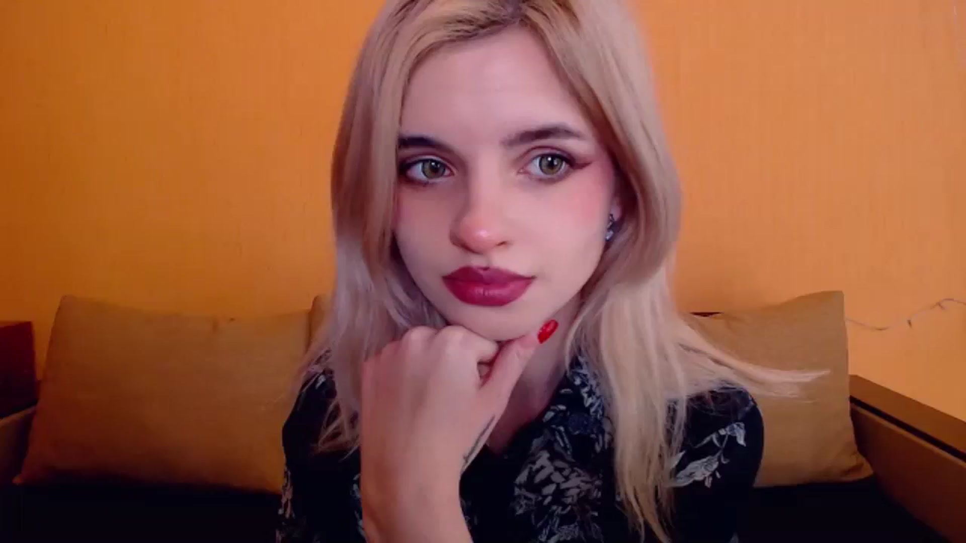 Gallery image thumbnail from Erineys's myfreecams stream on, 12/29/2023, 15:17 image 5 of 20