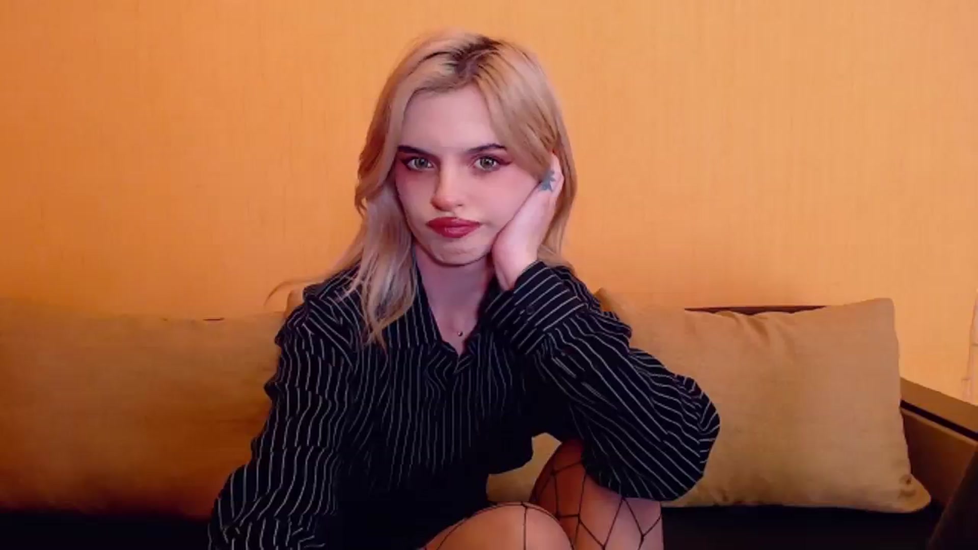 Gallery image thumbnail from Erineys's myfreecams stream on, 12/30/2023, 16:22 image 8 of 20