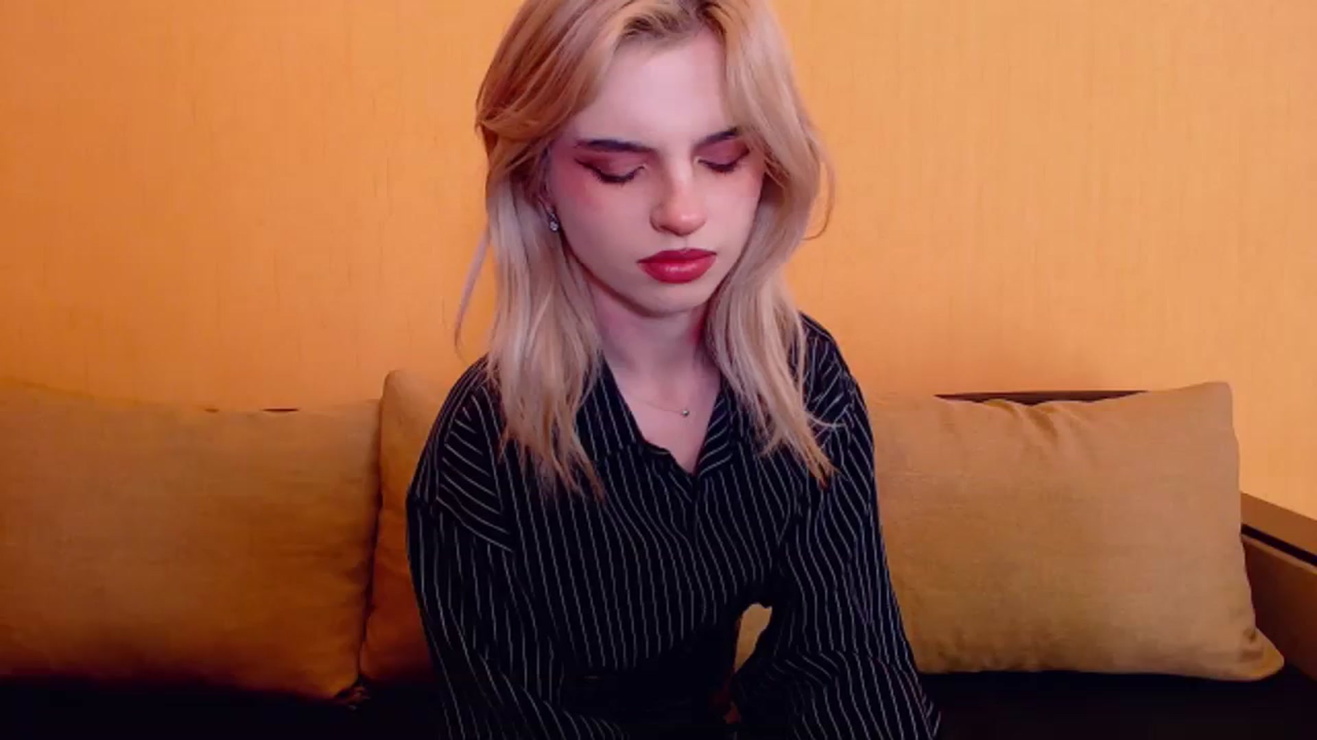 Gallery image thumbnail from Erineys's myfreecams stream on, 12/30/2023, 16:22 image 15 of 20