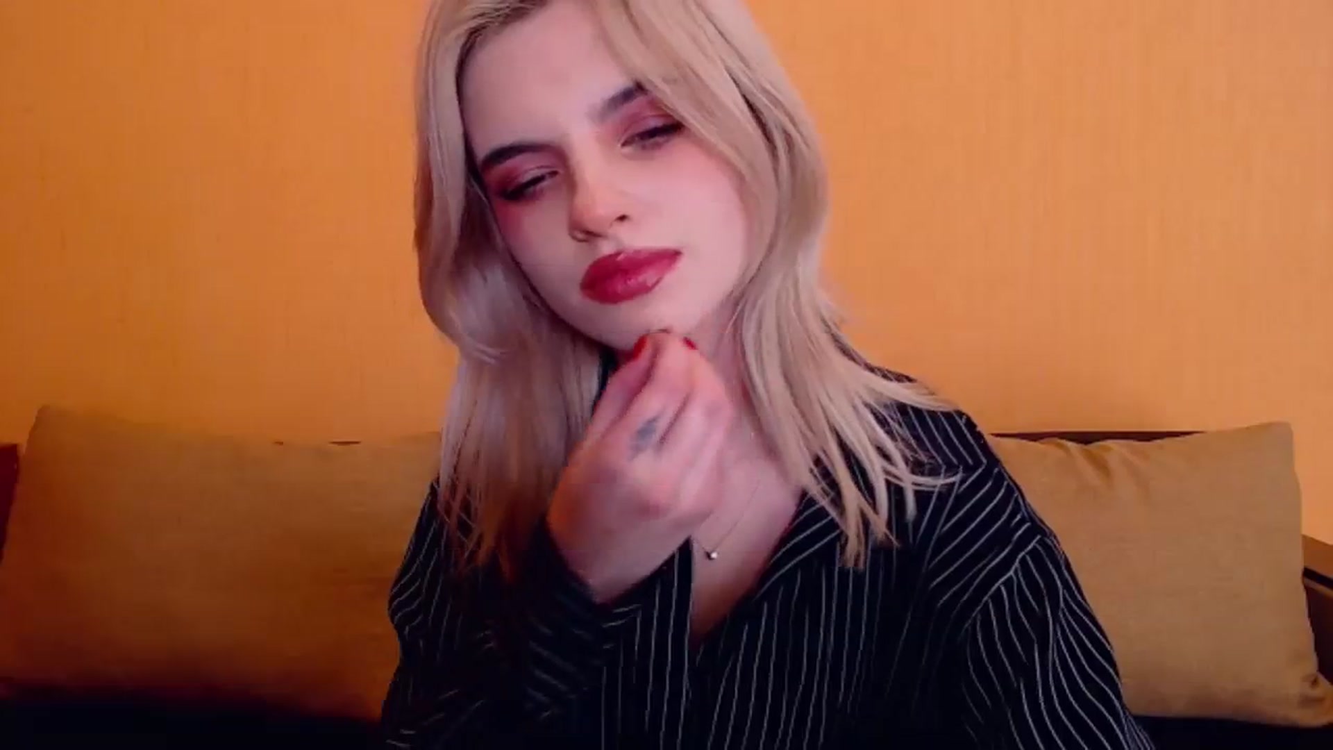 Gallery image thumbnail from Erineys's myfreecams stream on, 12/30/2023, 18:35 image 9 of 20