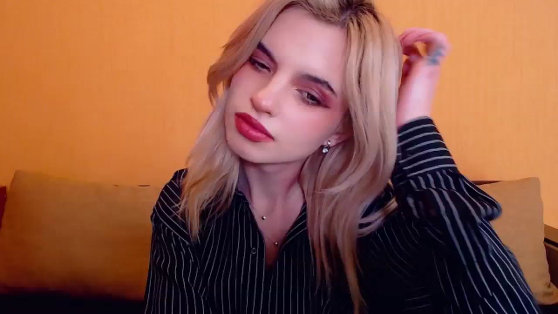 Gallery image thumbnail from Erineys's myfreecams stream on, 12/30/2023, 18:35 image 7 of 20