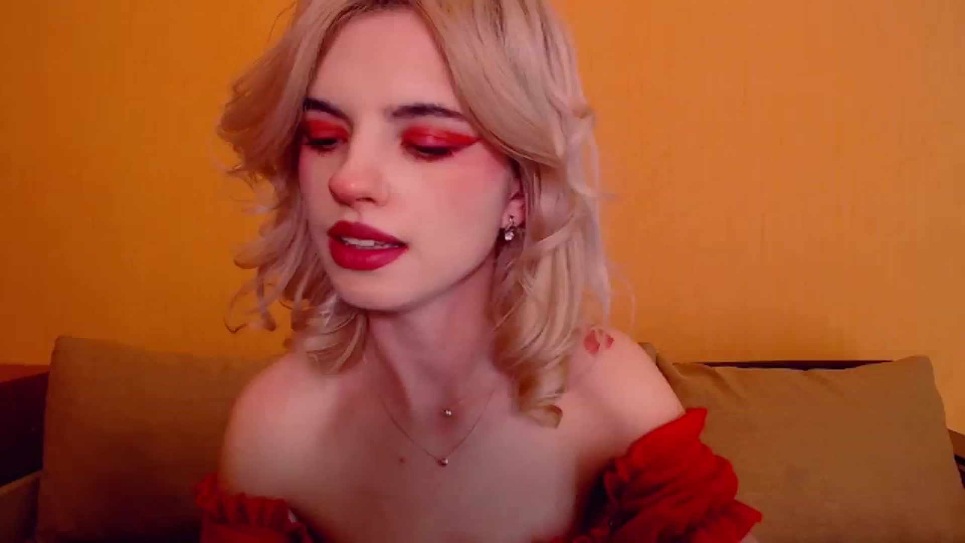 Gallery image thumbnail from Erineys's myfreecams stream on, 12/31/2023, 15:21 image 15 of 20