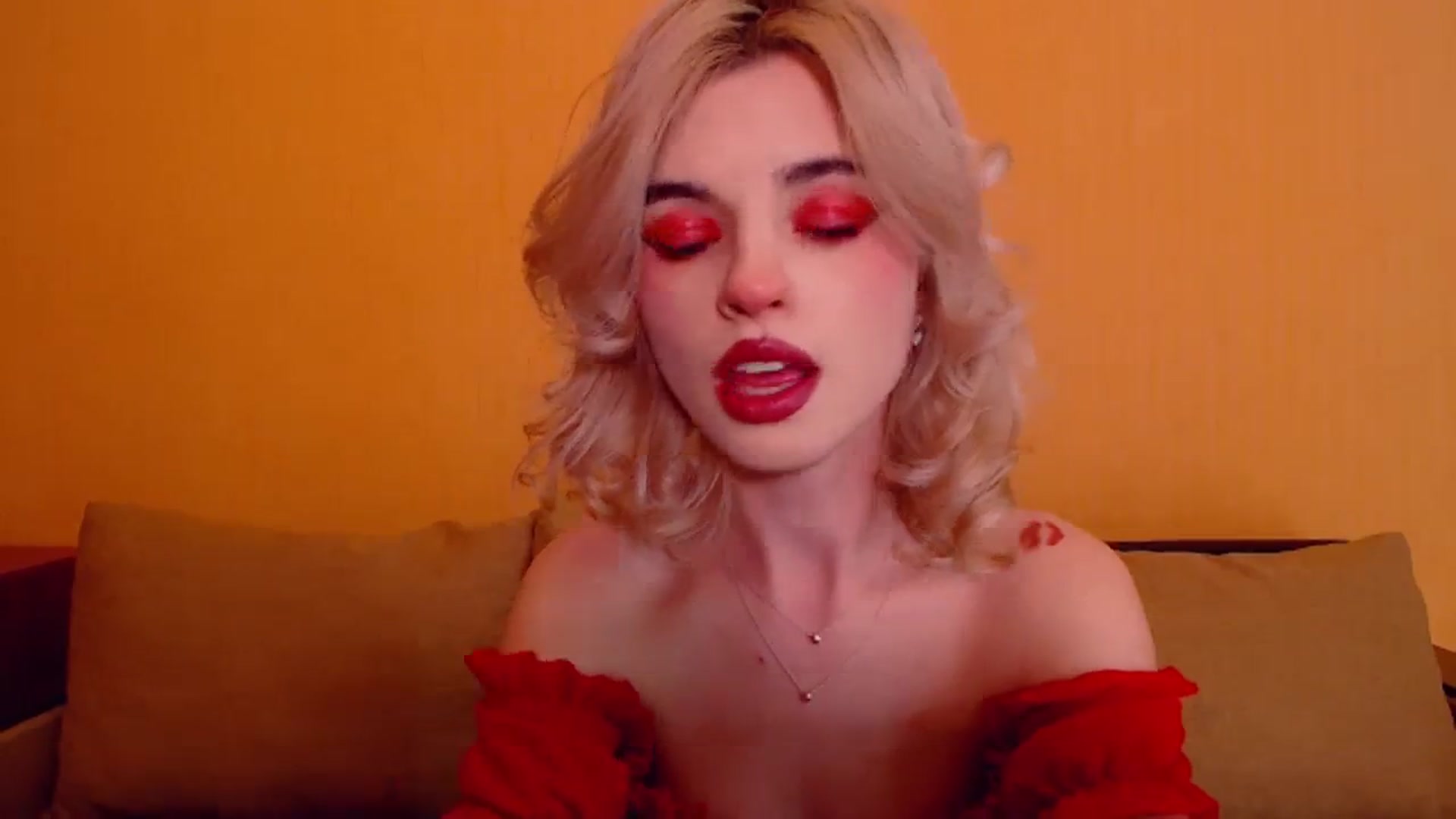 Gallery image thumbnail from Erineys's myfreecams stream on, 12/31/2023, 15:21 image 3 of 20