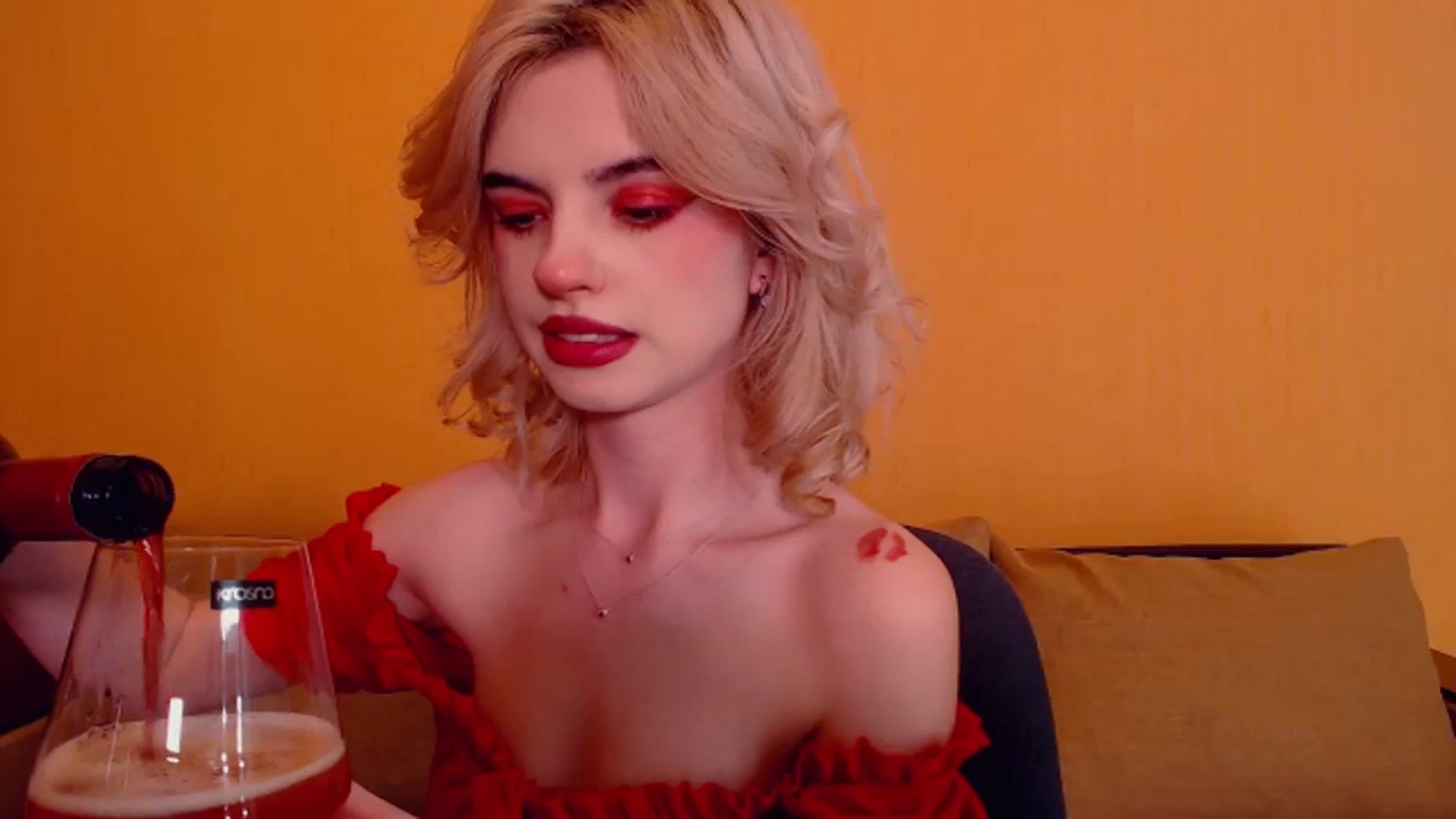 Gallery image thumbnail from Erineys's myfreecams stream on, 12/31/2023, 15:21 image 10 of 20