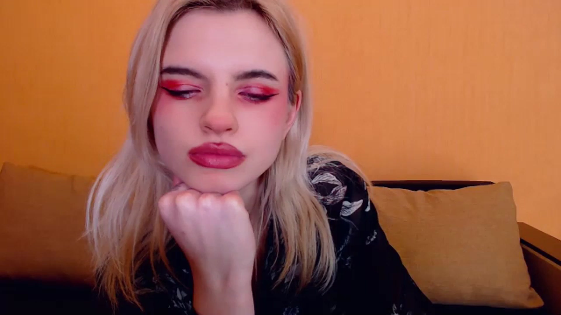 Gallery image thumbnail from Erineys's myfreecams stream on, 01/06/2024, 18:33 image 3 of 20