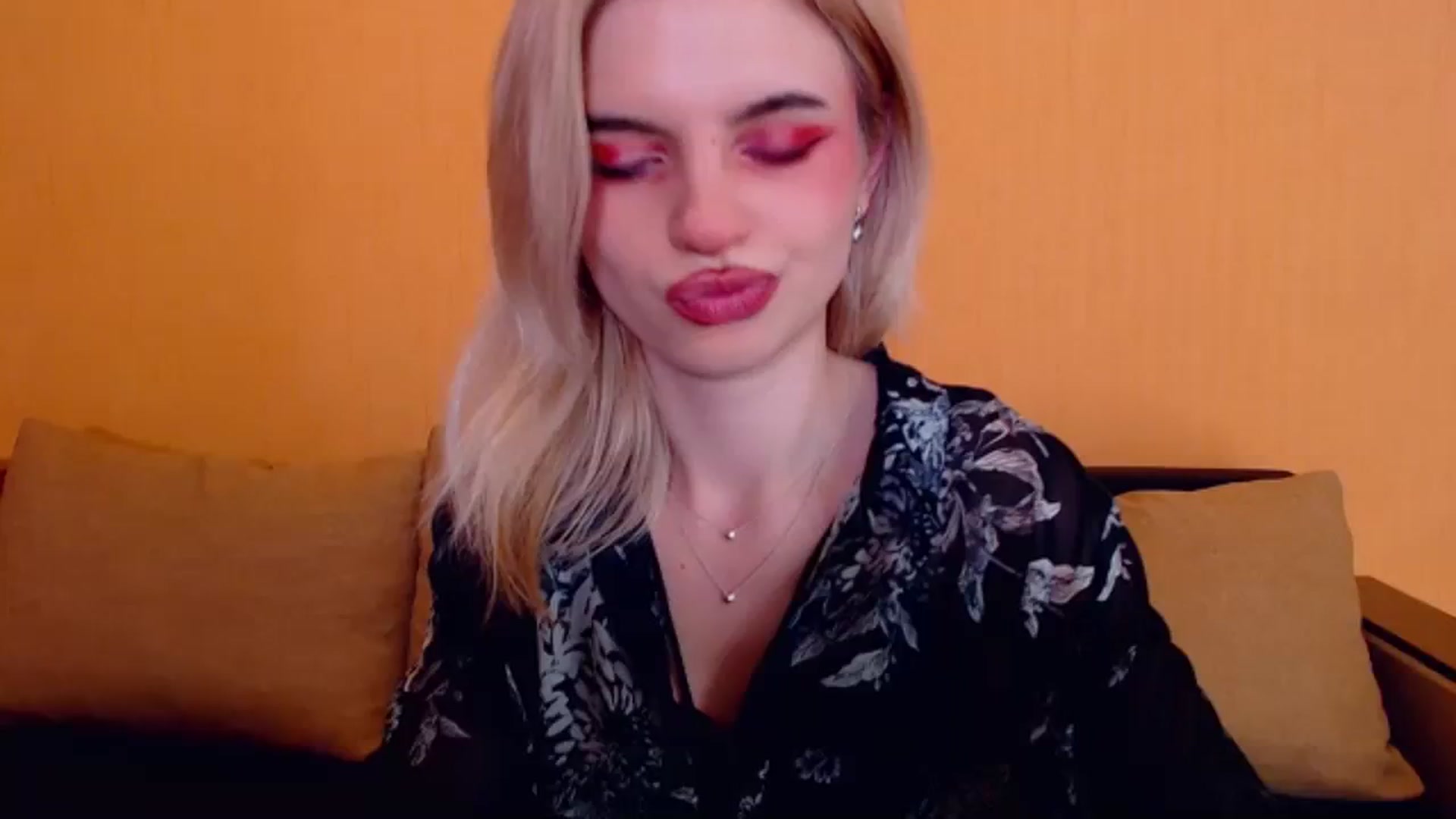 Gallery image thumbnail from Erineys's myfreecams stream on, 01/06/2024, 18:33 image 10 of 20