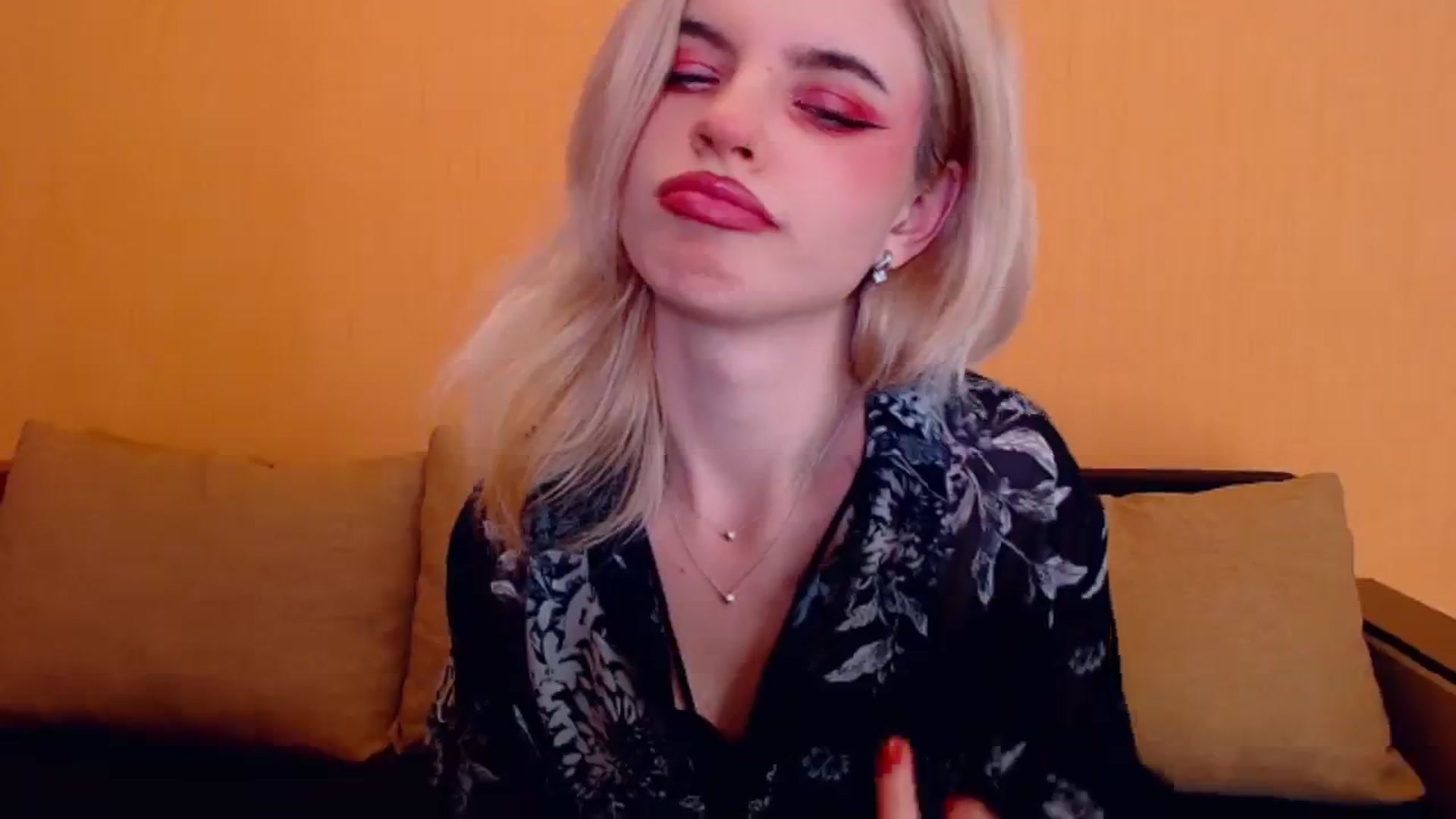 Gallery image thumbnail from Erineys's myfreecams stream on, 01/06/2024, 18:33 image 11 of 20