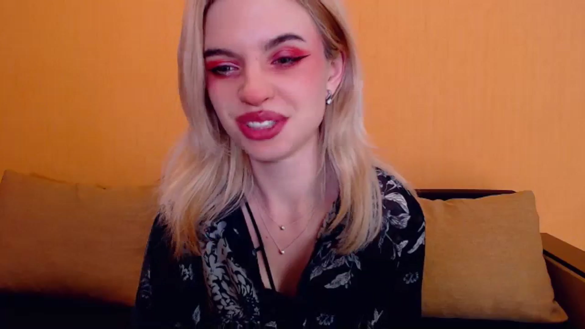 Gallery image thumbnail from Erineys's myfreecams stream on, 01/06/2024, 18:33 image 6 of 20