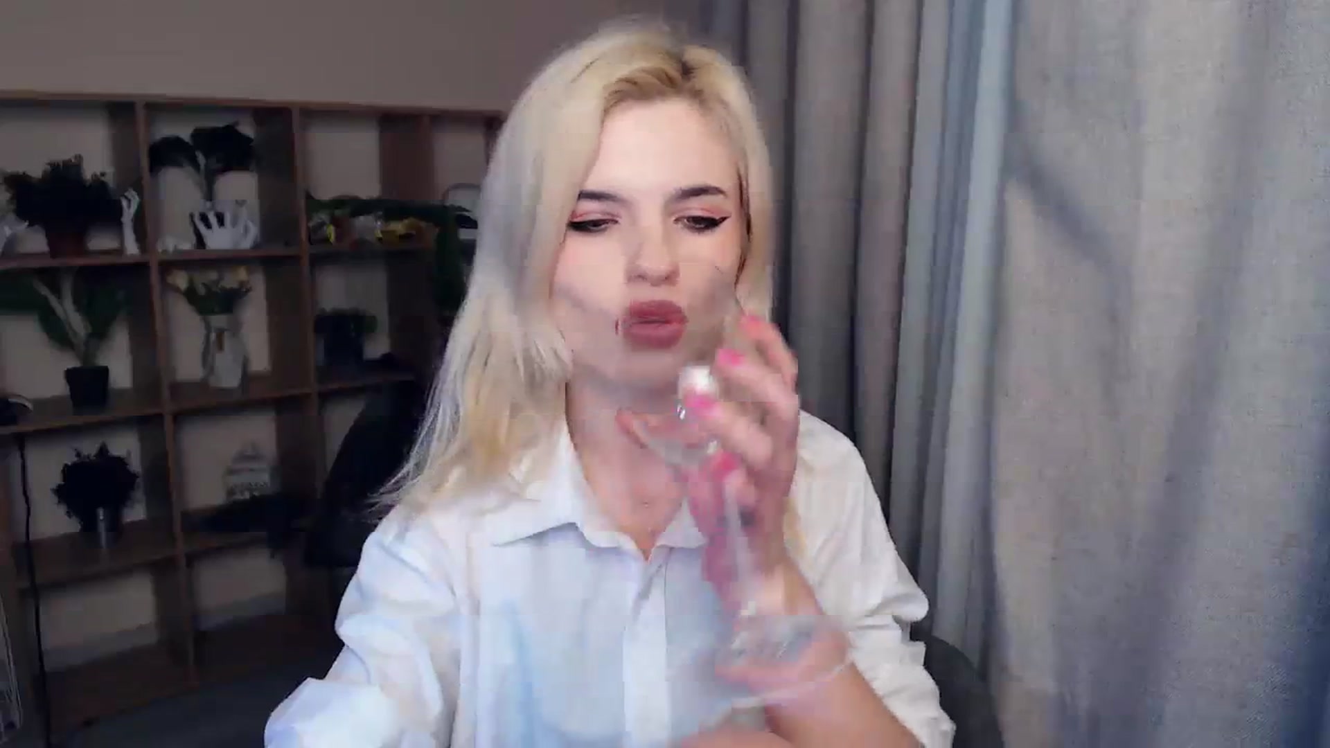 Gallery image thumbnail from Erineys's myfreecams stream on, 02/08/2024, 17:14 image 12 of 20
