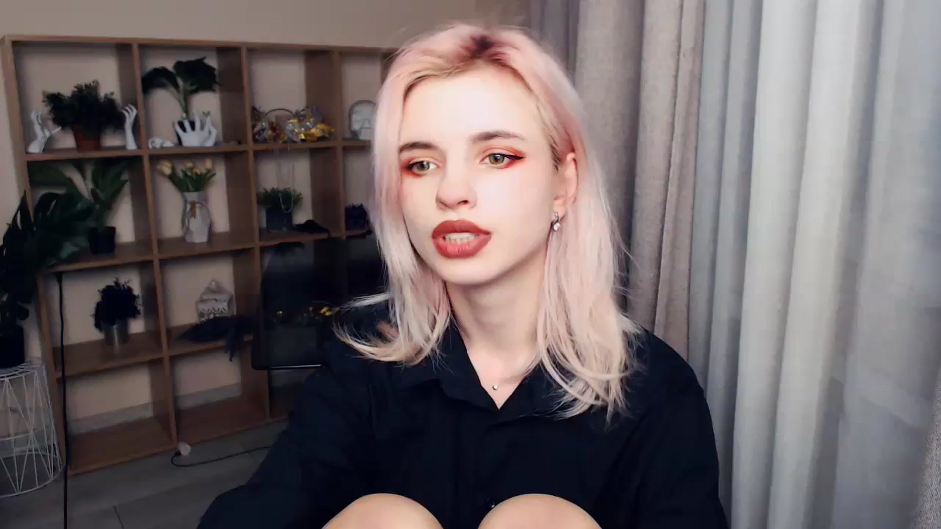 Gallery image thumbnail from Erineys's myfreecams stream on, 03/11/2024, 17:36 image 17 of 20
