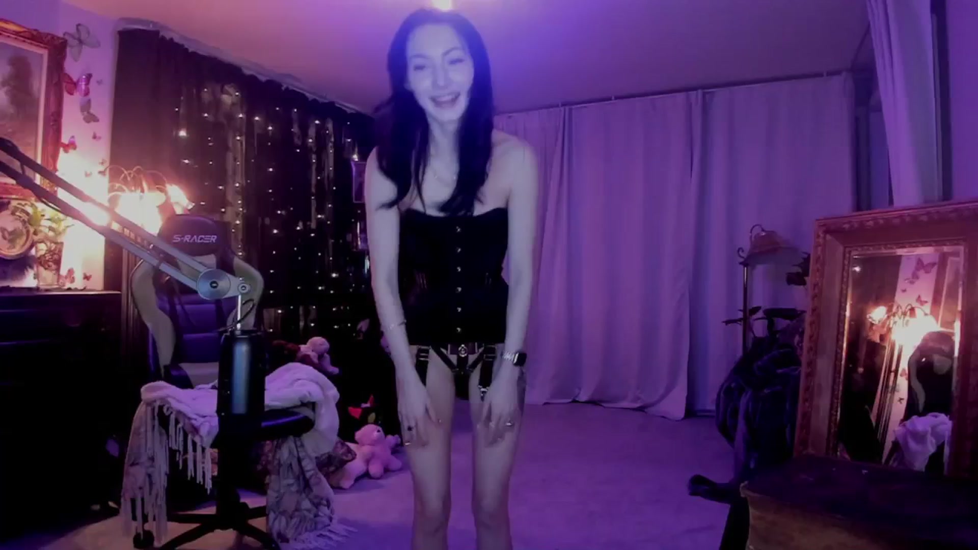 Gallery image thumbnail from Eris_Swan's myfreecams stream on, 03/19/2024, 04:26 image 15 of 20