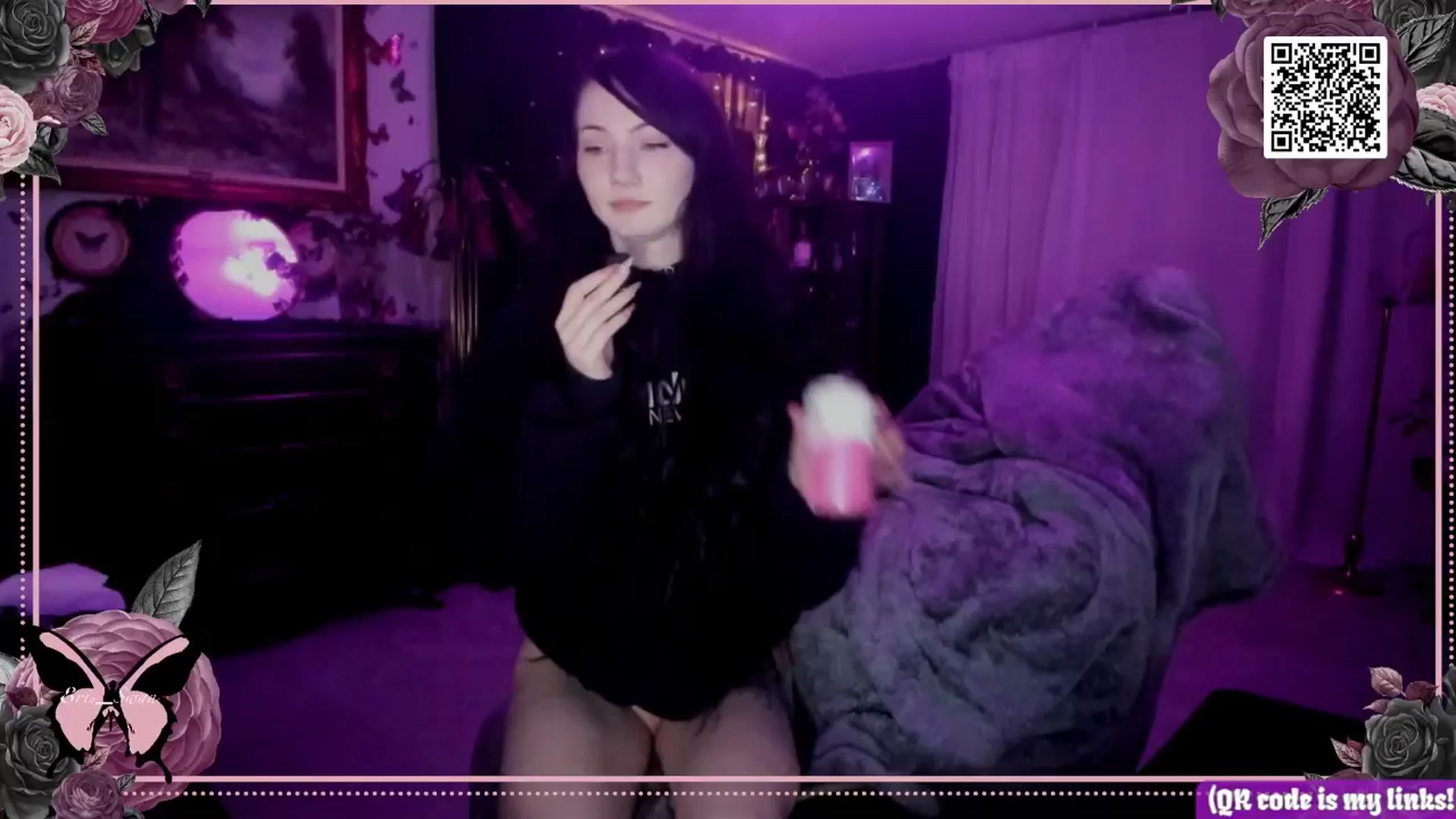 Gallery image thumbnail from Eris_Swan's myfreecams stream on, 05/09/2024, 07:36 image 15 of 20