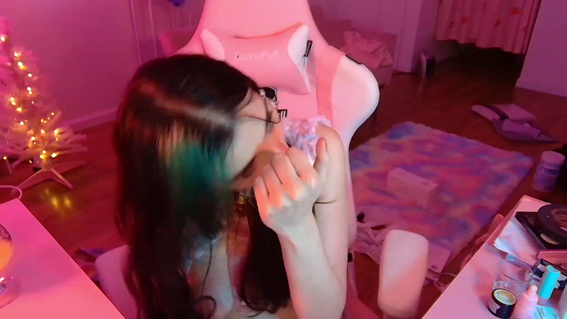 Gallery image thumbnail from EroUkiyo's myfreecams stream on, 12/02/2022, 10:49 image 2 of 20