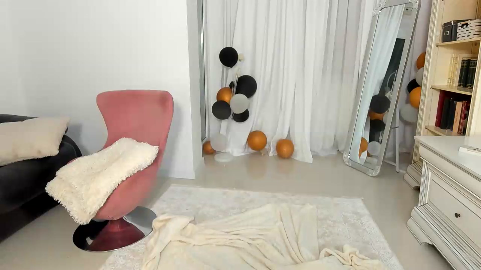 Gallery image thumbnail from EroticQueen's myfreecams stream on, 07/17/2026, 19:32 image 18 of 20