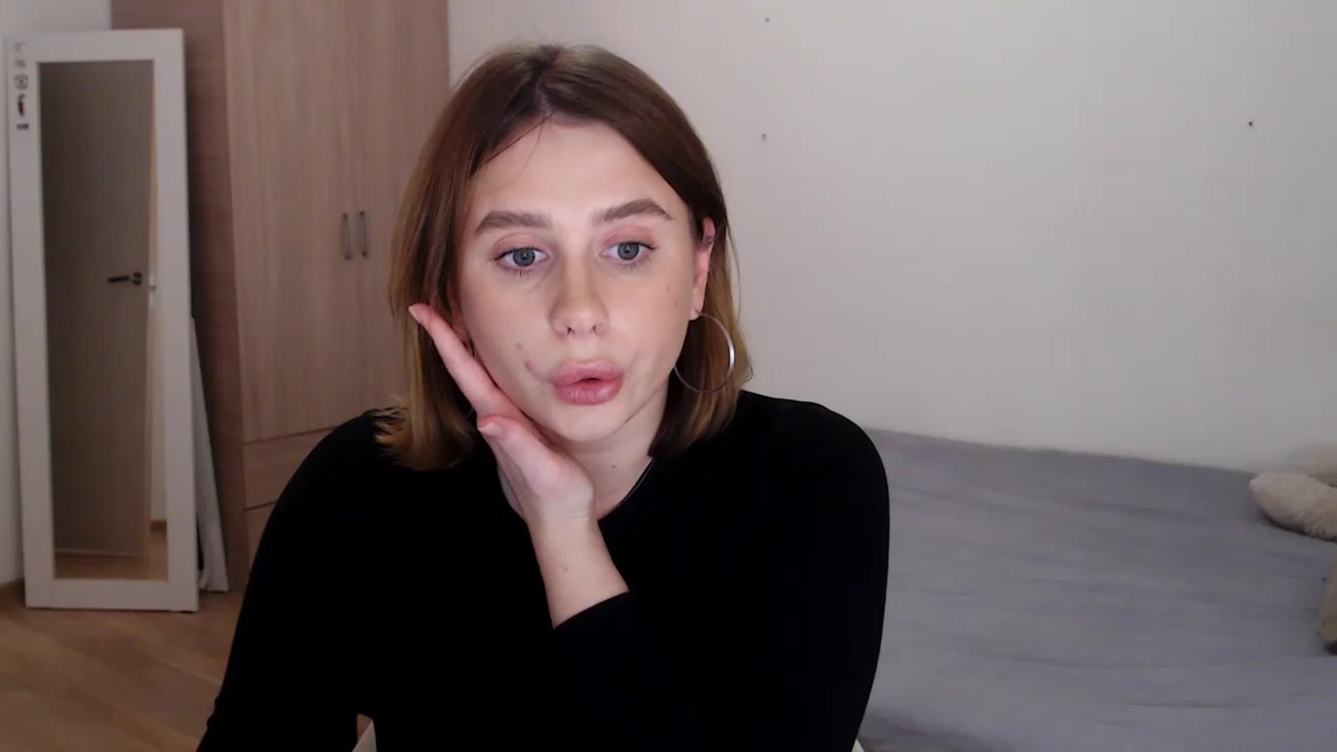 Gallery image thumbnail from EseniaKiss's myfreecams stream on, 12/01/2022, 23:12 image 16 of 20