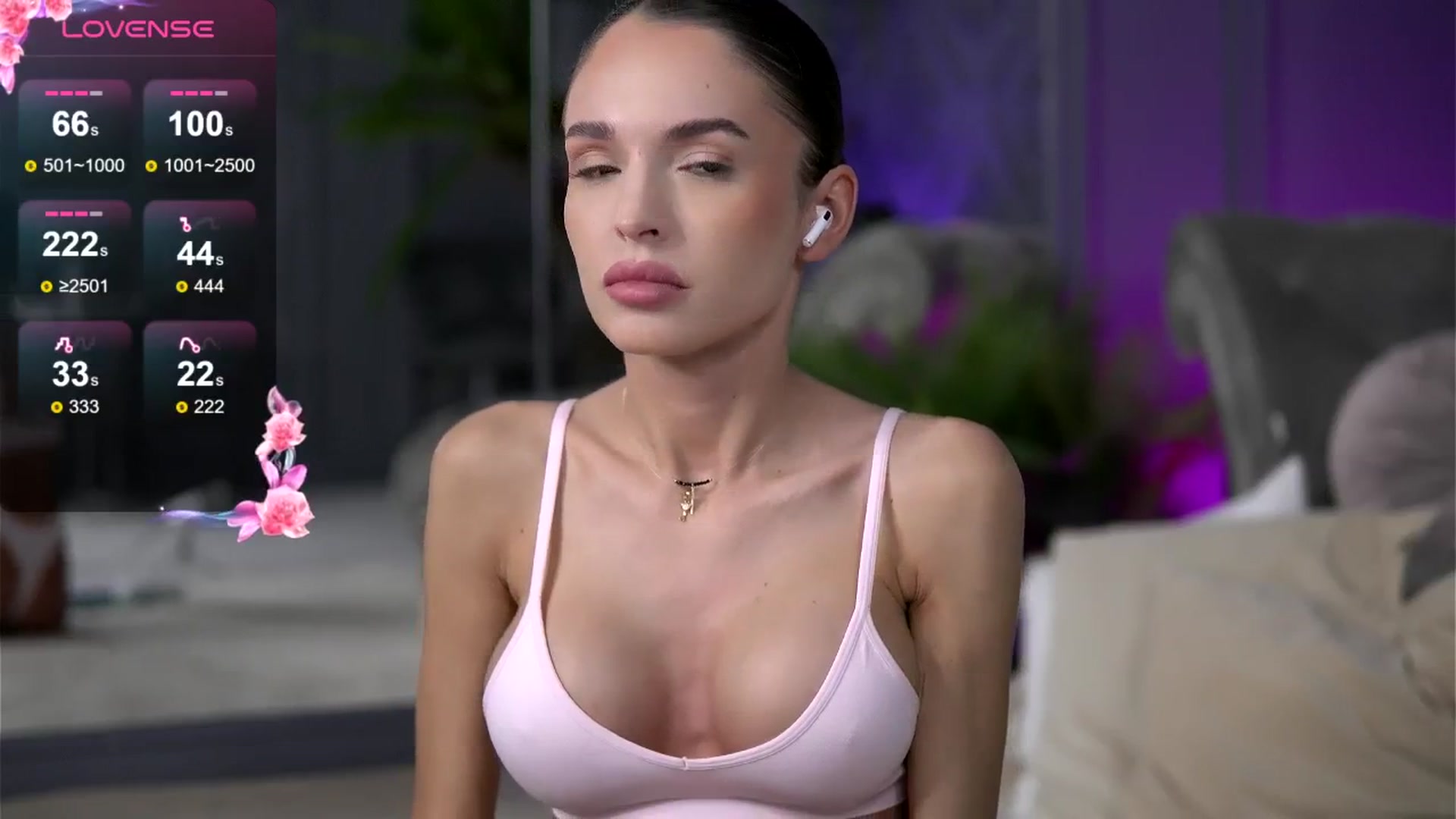 Gallery image thumbnail from EsmeAinsley's myfreecams stream on, 05/15/2025, 24:27 image 9 of 20