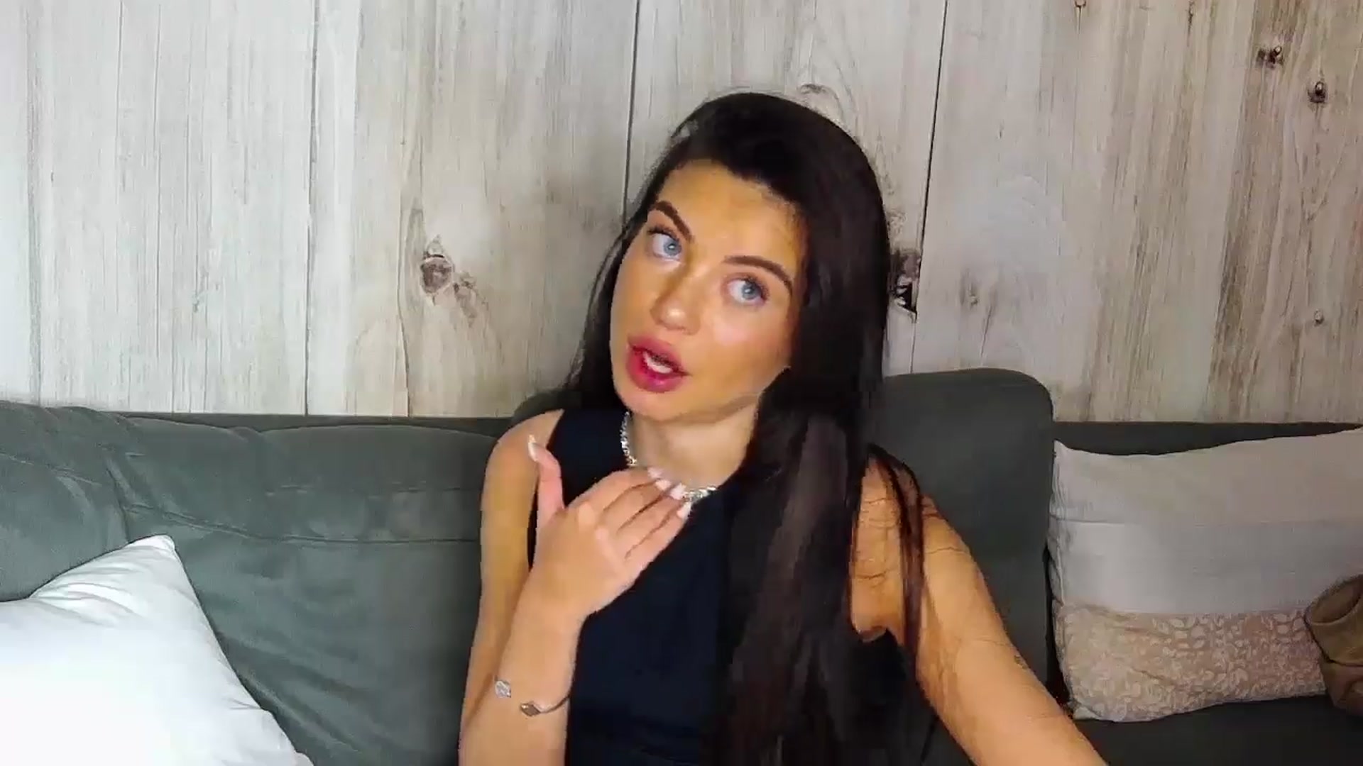 Gallery image thumbnail from EsmeLuv's myfreecams stream on, 05/15/2024, 18:39 image 11 of 20