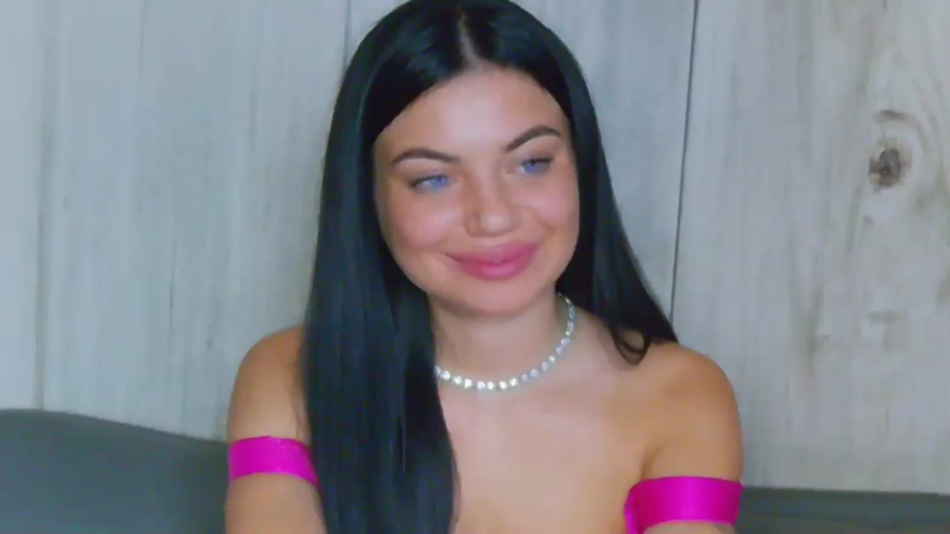 Gallery image thumbnail from EsmeLuv's myfreecams stream on, 06/17/2024, 01:38 image 17 of 20