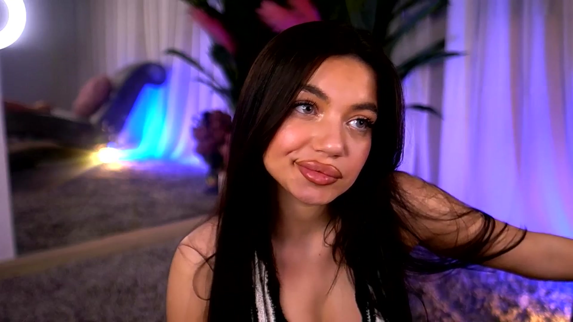Gallery image thumbnail from EsmeLuv's myfreecams stream on, 03/19/2025, 15:24 image 19 of 20