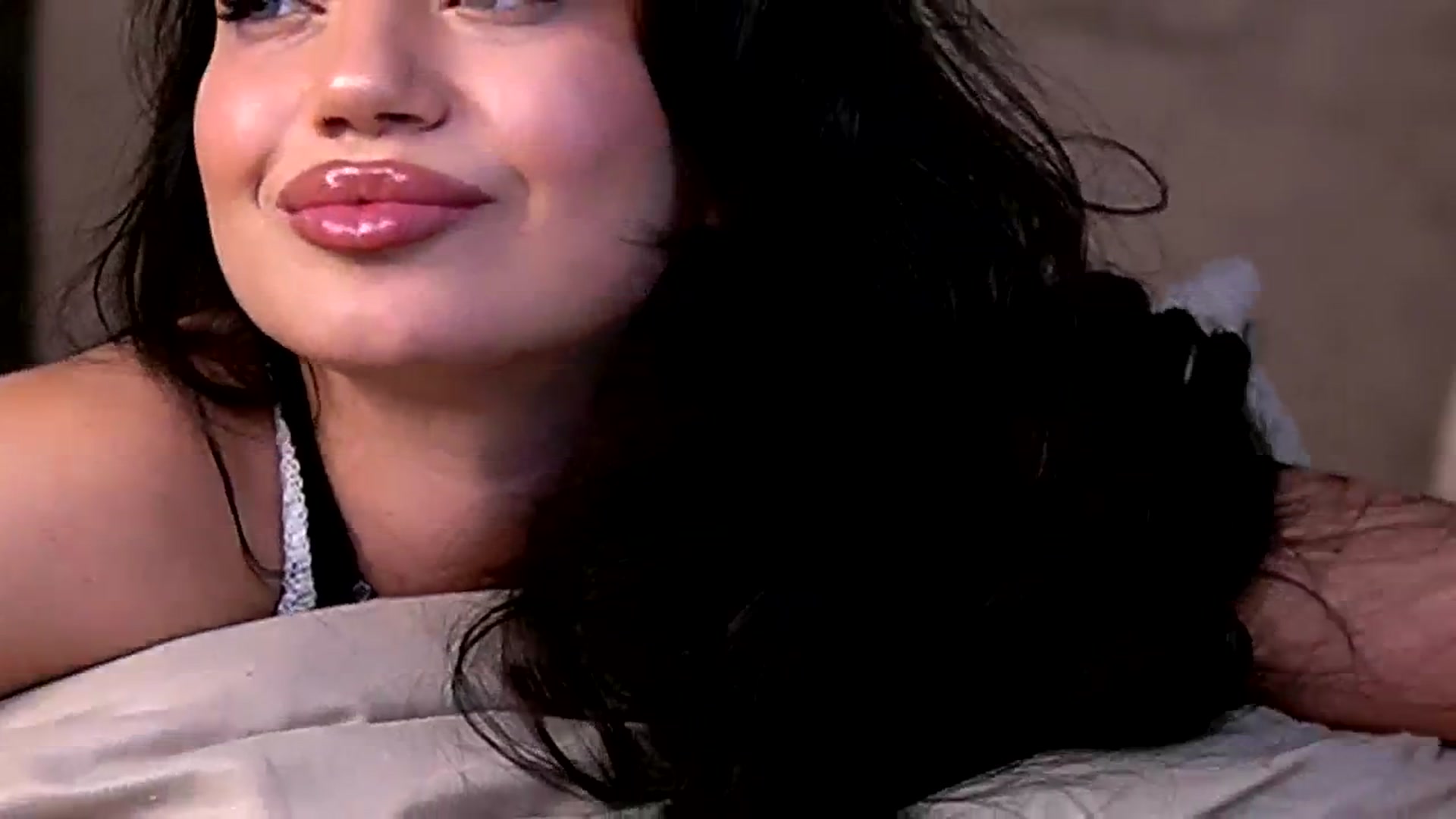 Gallery image thumbnail from EsmeLuv's myfreecams stream on, 04/26/2025, 16:17 image 19 of 20