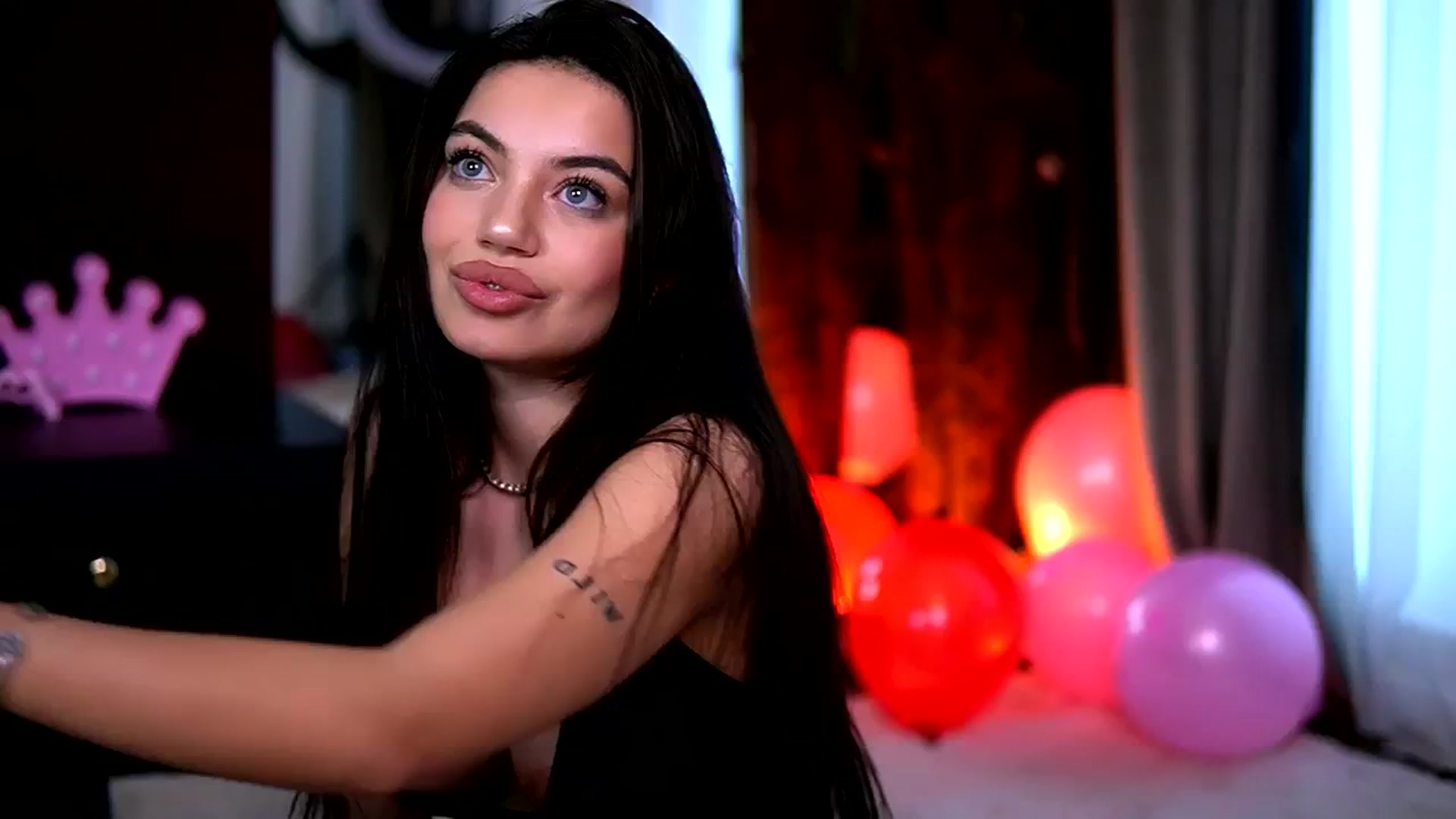 Gallery image thumbnail from EsmeLuv's myfreecams stream on, 05/06/2025, 19:32 image 3 of 20