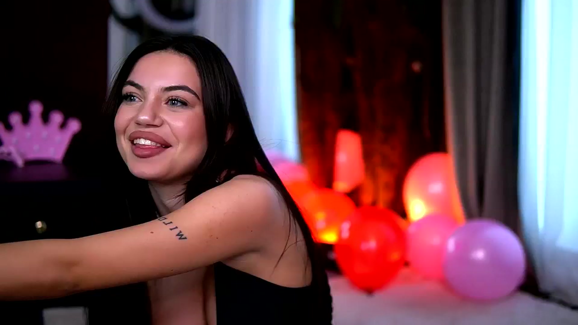 Gallery image thumbnail from EsmeLuv's myfreecams stream on, 05/06/2025, 19:32 image 18 of 20