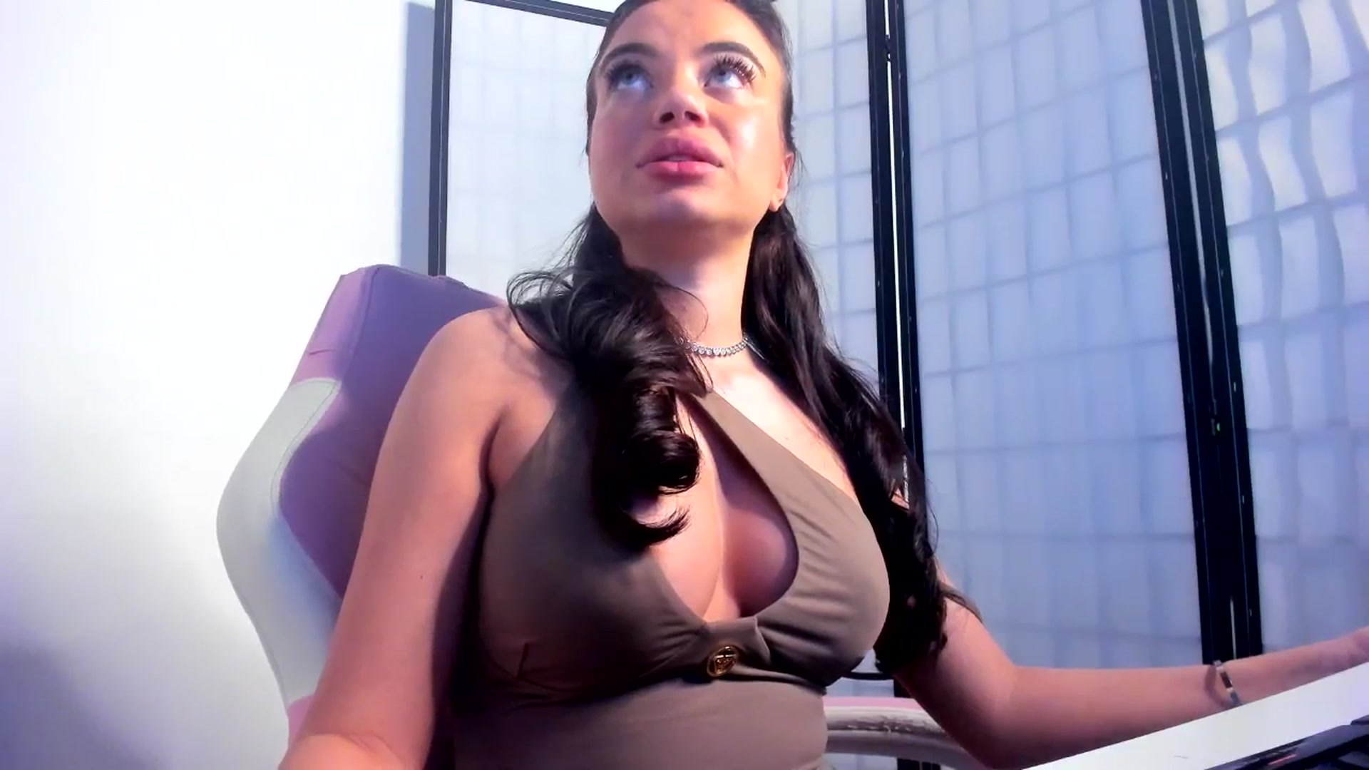 Gallery image thumbnail from EsmeLuv's myfreecams stream on, 05/29/2025, 11:38 image 3 of 20