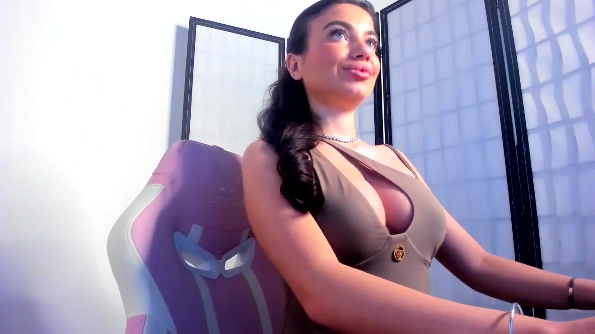 Gallery image thumbnail from EsmeLuv's myfreecams stream on, 05/29/2025, 11:38 image 2 of 20