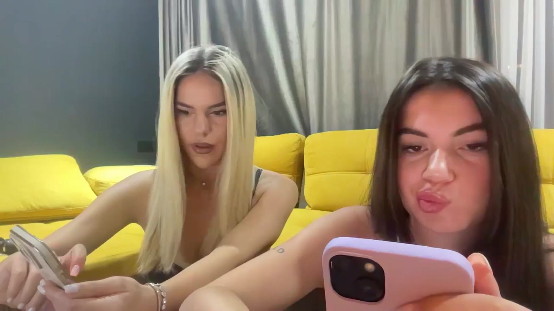 Gallery image thumbnail from EsmeLuv's myfreecams stream on, 06/29/2025, 20:30 image 3 of 20
