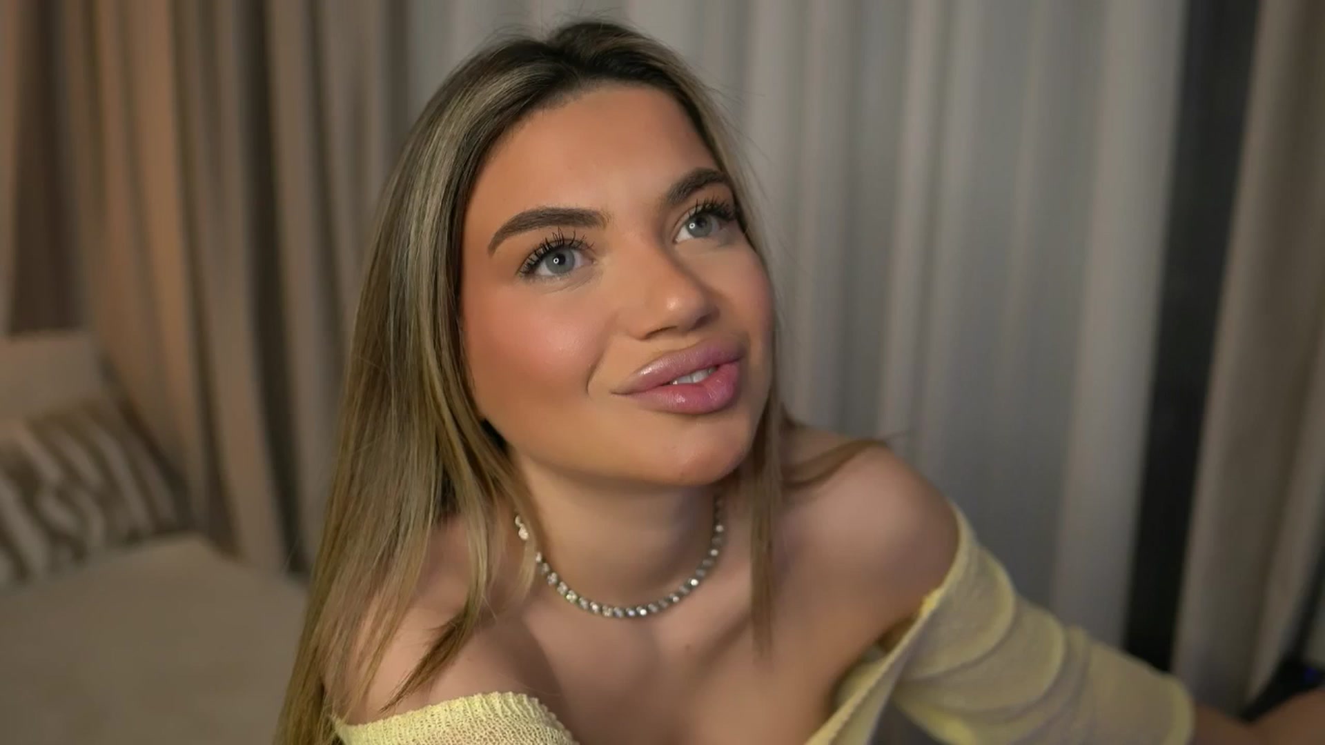 Gallery image thumbnail from EsmeLuv's myfreecams stream on, 04/05/2026, 23:01 image 1 of 20
