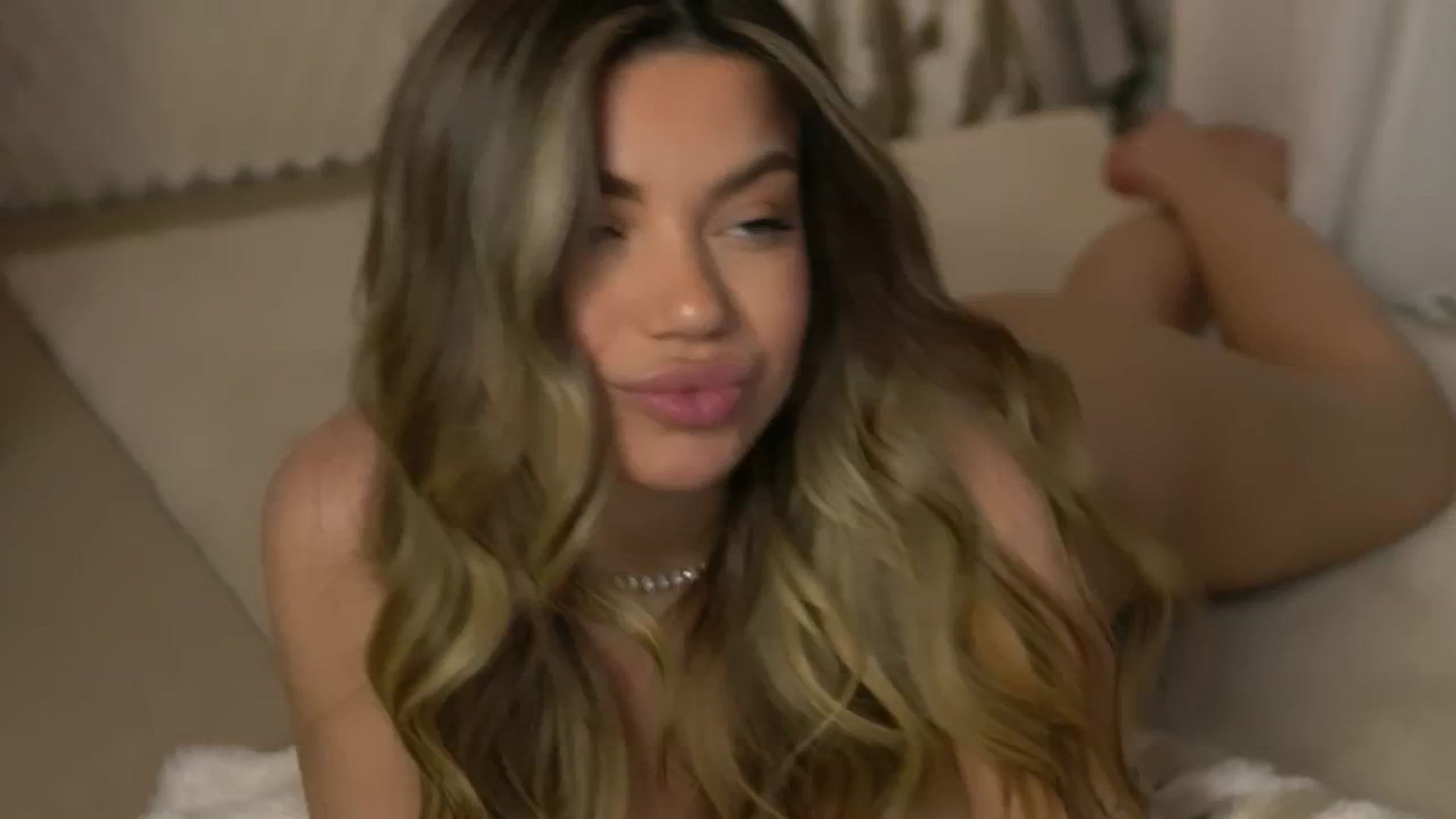 Gallery image thumbnail from EsmeLuv's myfreecams stream on, 04/16/2026, 22:31 image 7 of 20