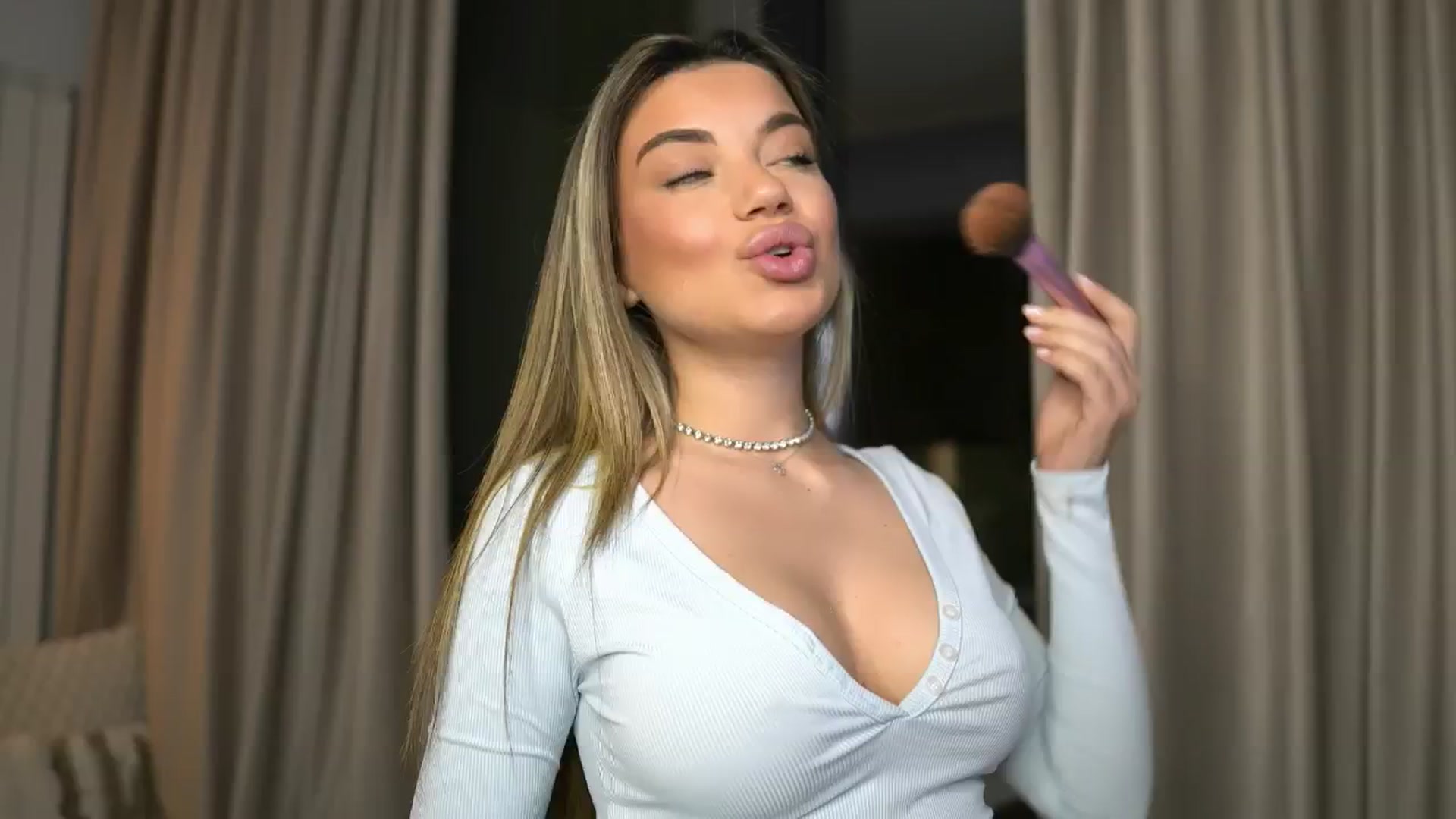Gallery image thumbnail from EsmeLuv's myfreecams stream on, 04/27/2026, 19:47 image 1 of 20