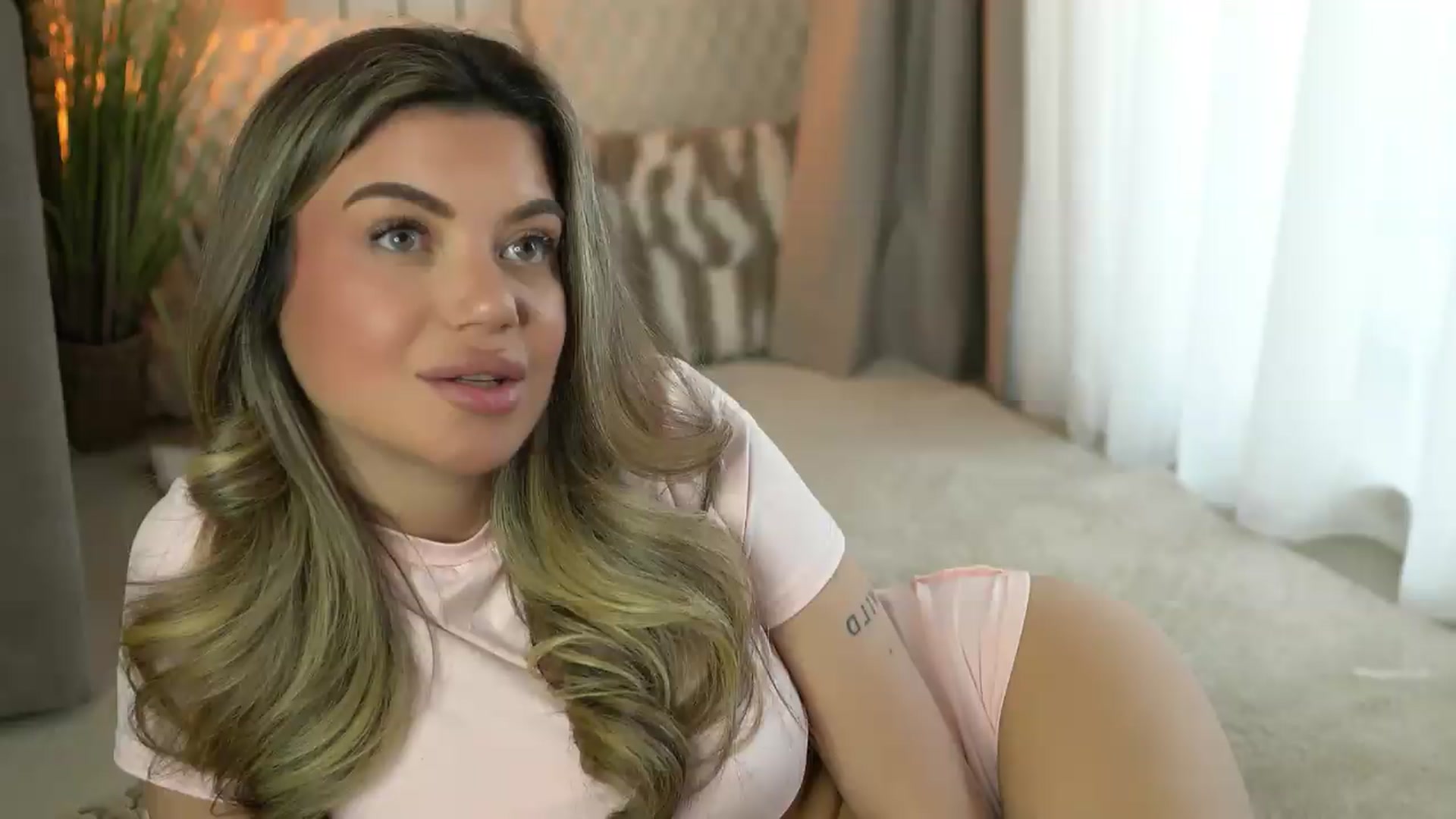 Gallery image thumbnail from EsmeLuv's myfreecams stream on, 05/06/2026, 17:18 image 4 of 20