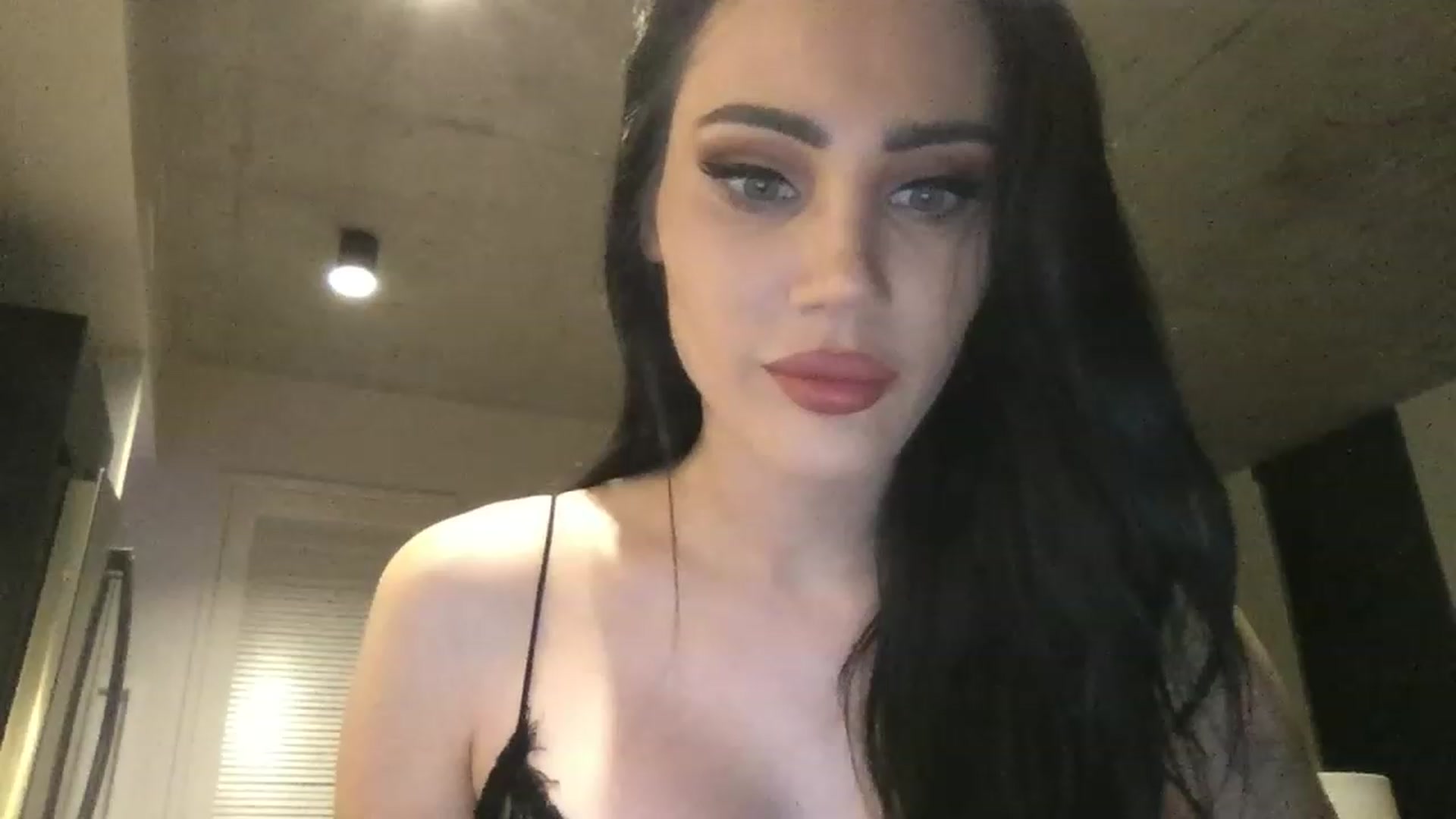 Gallery image thumbnail from EstelleVue's myfreecams stream on, 01/03/2023, 03:05 image 2 of 20