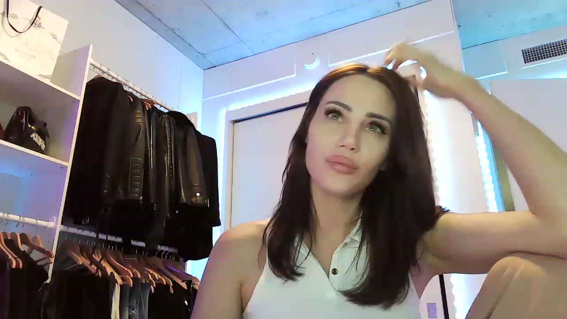Gallery image thumbnail from EstelleVue's myfreecams stream on, 02/02/2023, 01:53 image 12 of 20